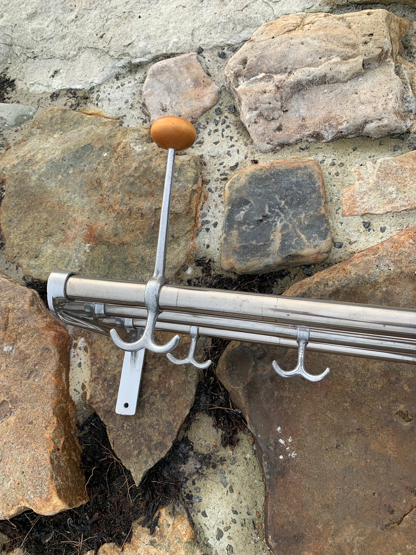 Hylla med 2 hattkrokar - Designad av Gunnar Bolin år 1937