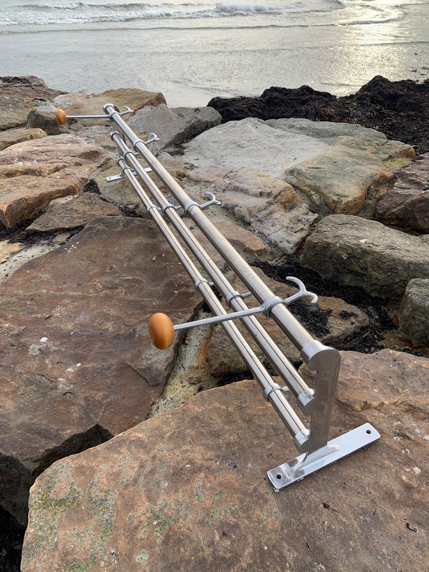 Hylla med 2 hattkrokar - Designad av Gunnar Bolin år 1937