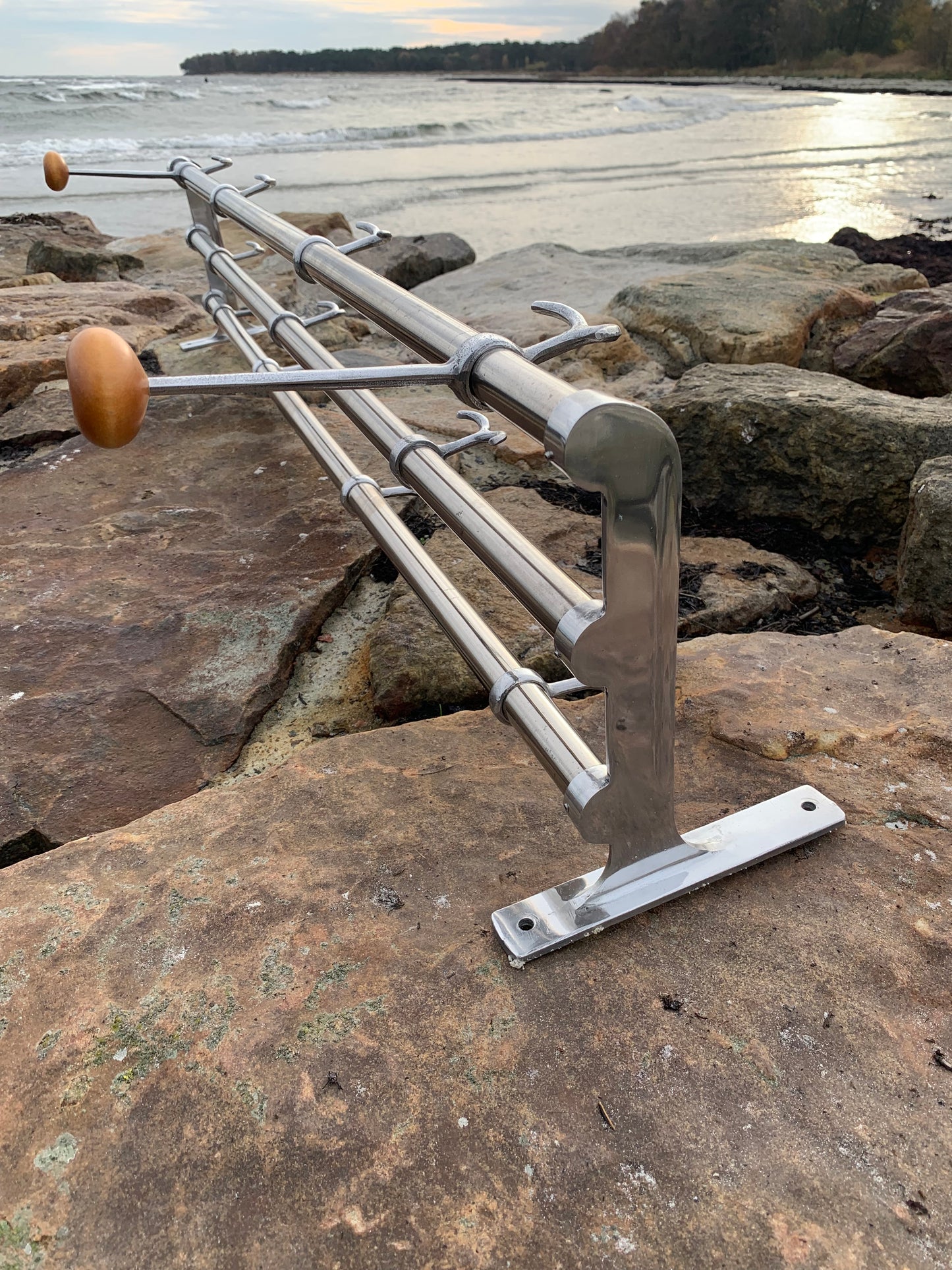 Hylla med 2 hattkrokar - Designad av Gunnar Bolin år 1937