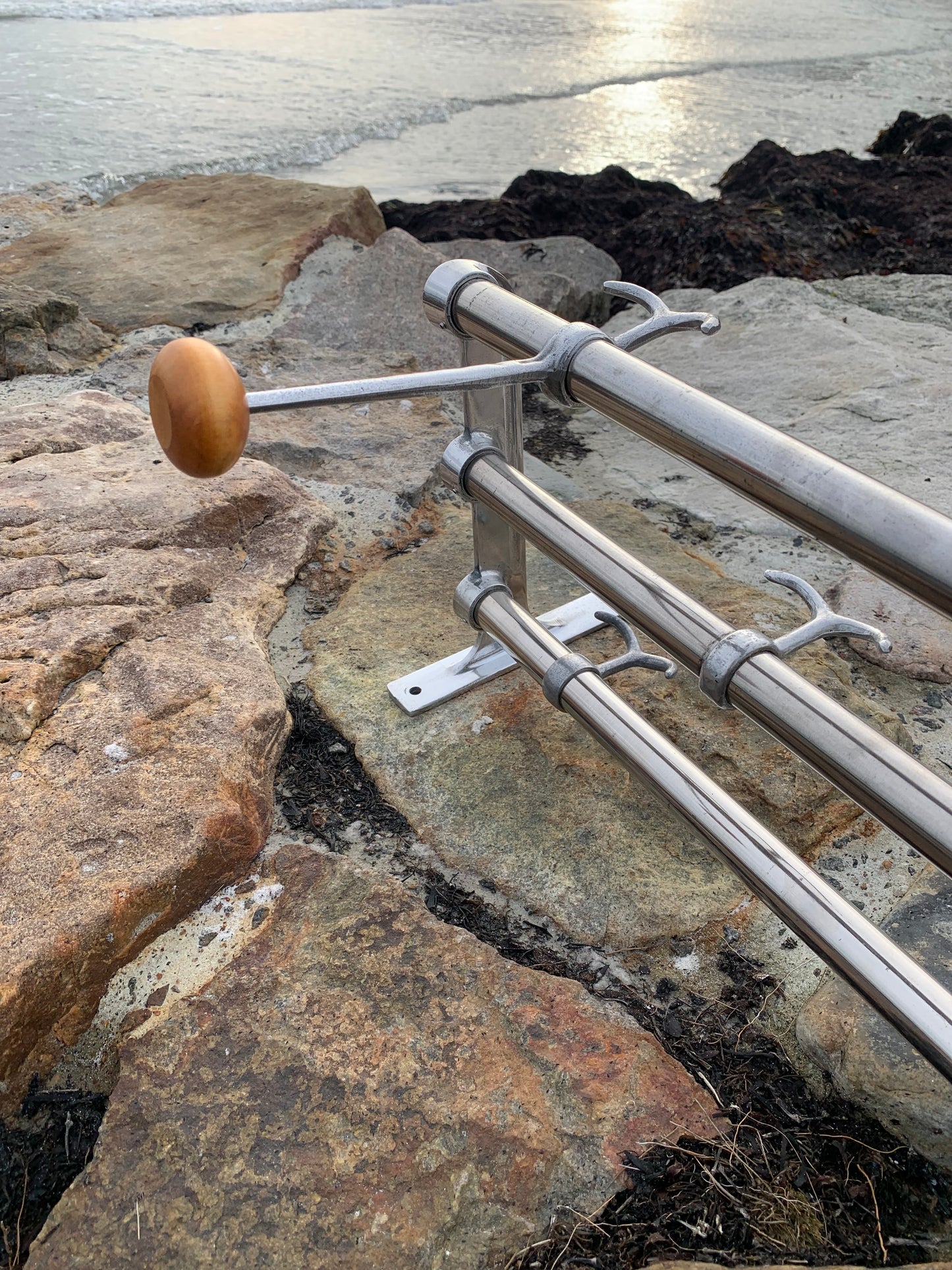 Hylla med 2 hattkrokar - Designad av Gunnar Bolin år 1937