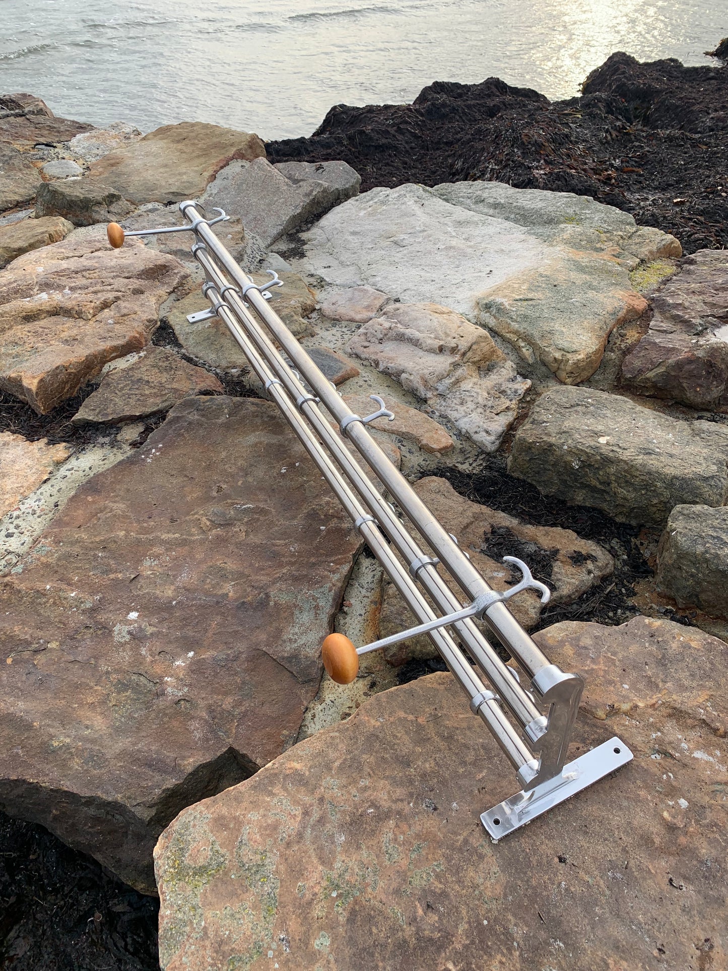 Hylla med 2 hattkrokar - Designad av Gunnar Bolin år 1937