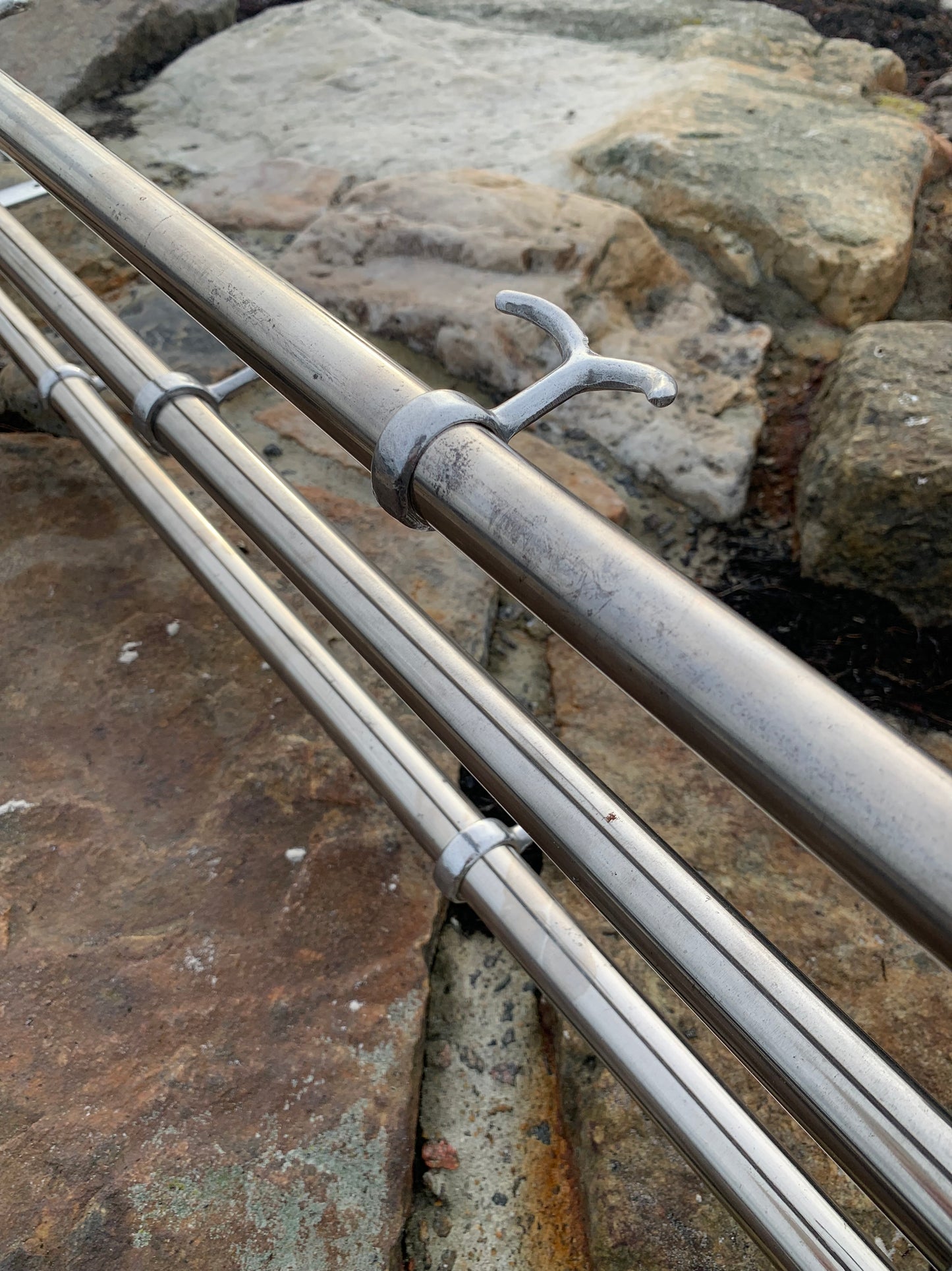 Hylla med 2 hattkrokar - Designad av Gunnar Bolin år 1937