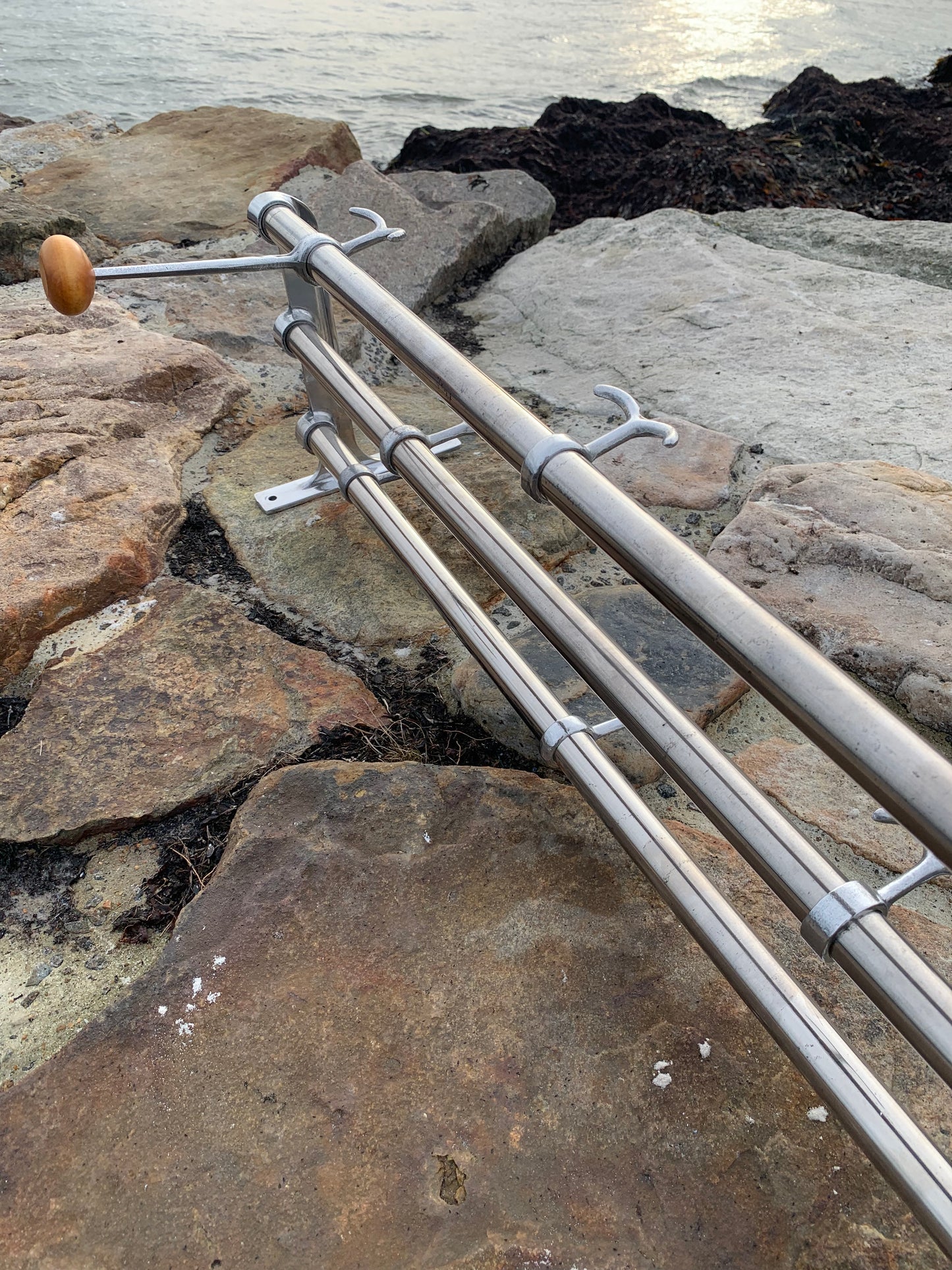 Hylla med 2 hattkrokar - Designad av Gunnar Bolin år 1937