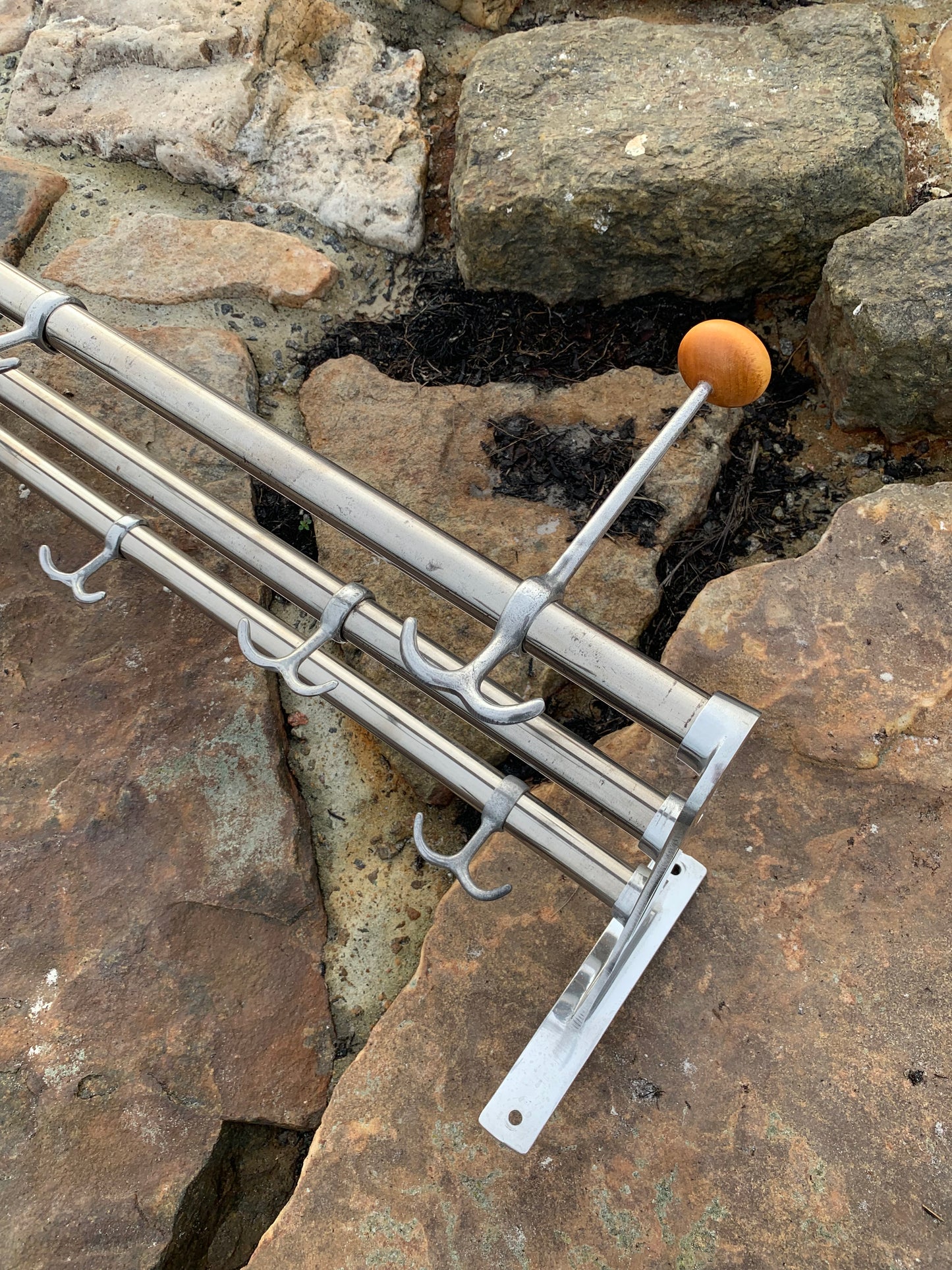 Hylla med 2 hattkrokar - Designad av Gunnar Bolin år 1937