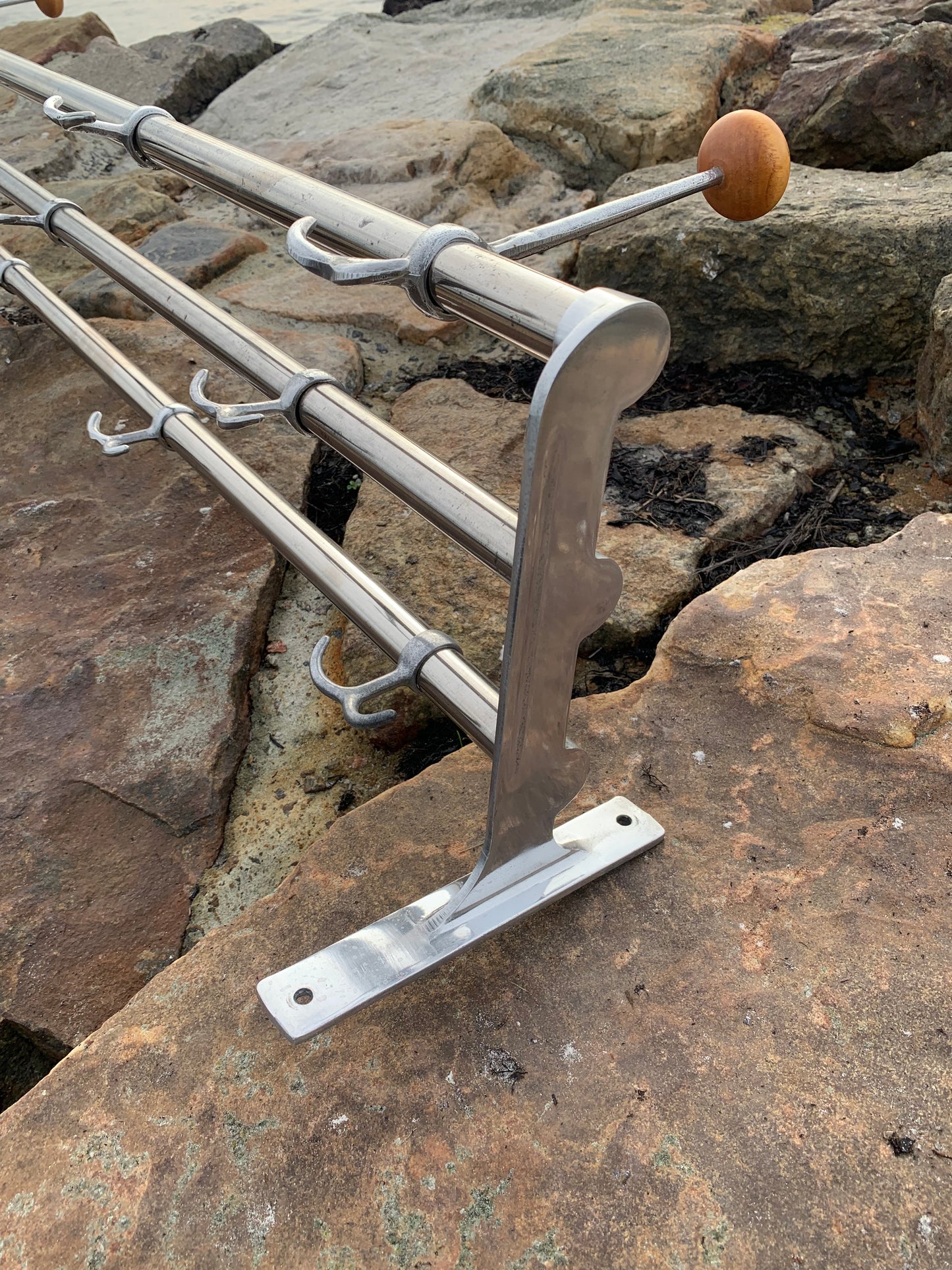 Hylla med 2 hattkrokar - Designad av Gunnar Bolin år 1937