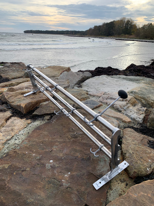 Hylla med hattkrok - Designad av Gunnar Bolin år 1937