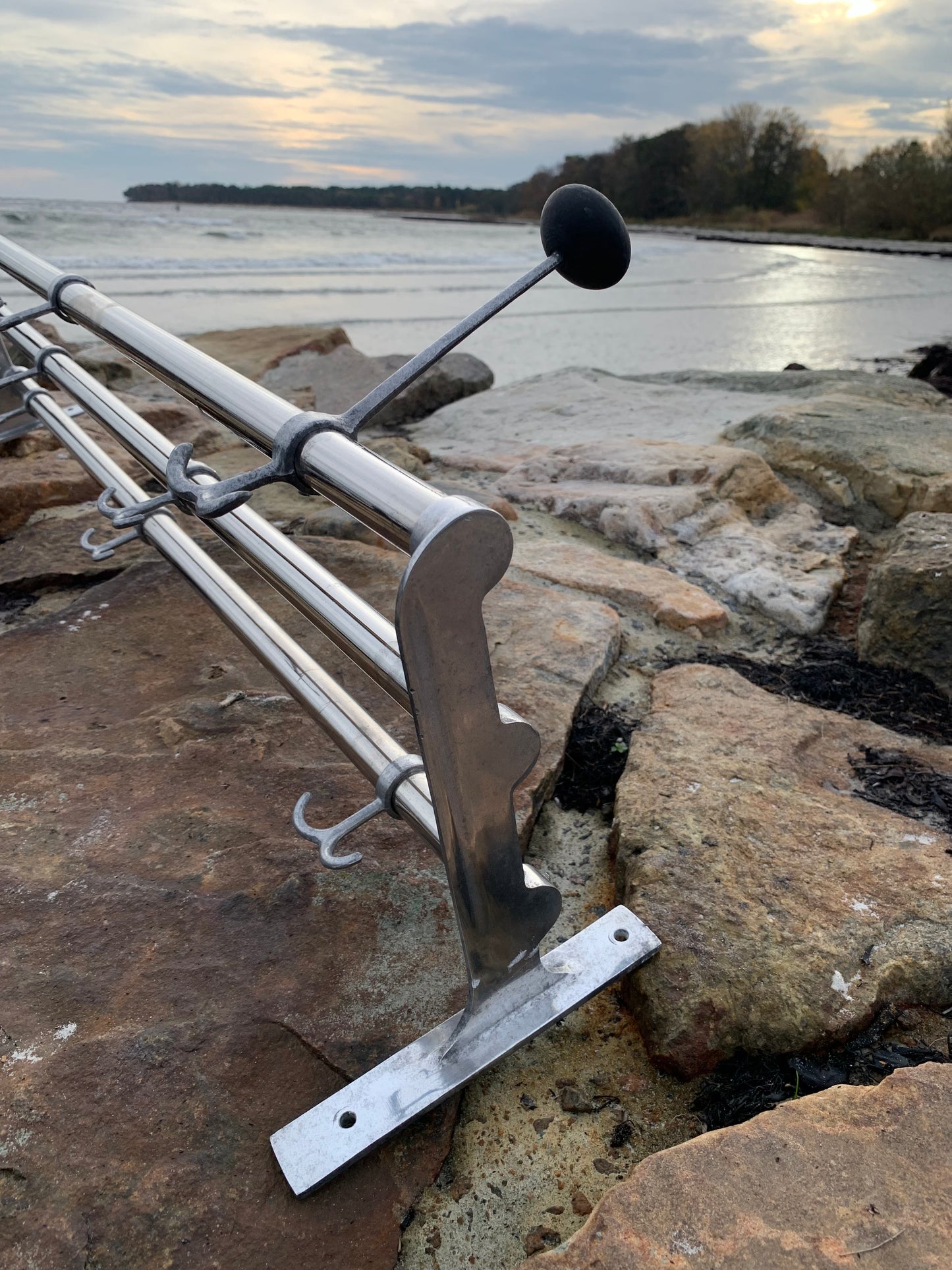 Hylla med hattkrok - Designad av Gunnar Bolin år 1937