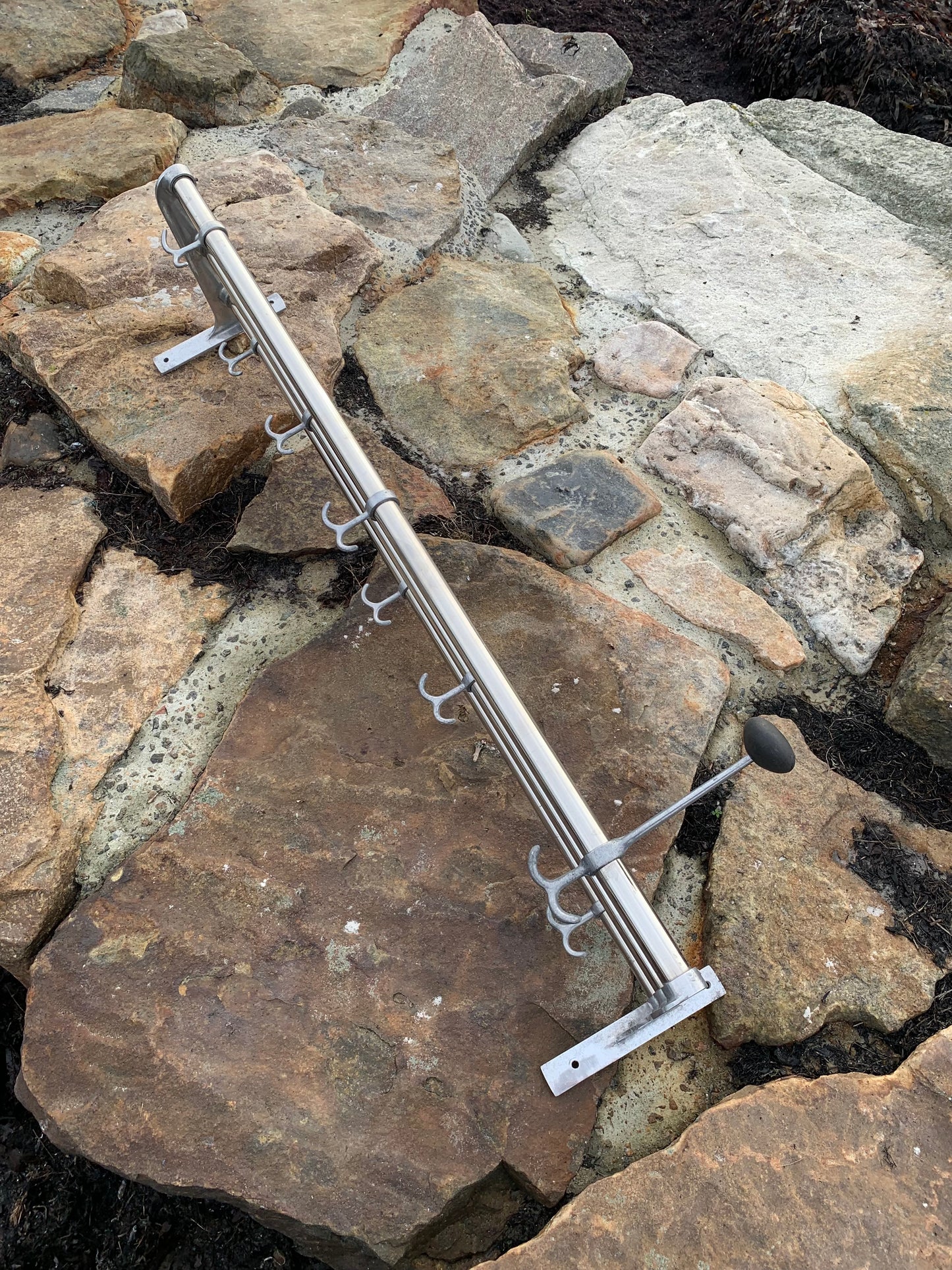 Hylla med hattkrok - Designad av Gunnar Bolin år 1937