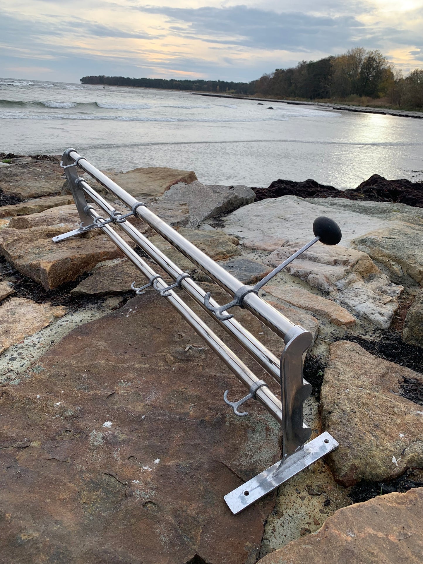 Hylla med hattkrok - Designad av Gunnar Bolin år 1937