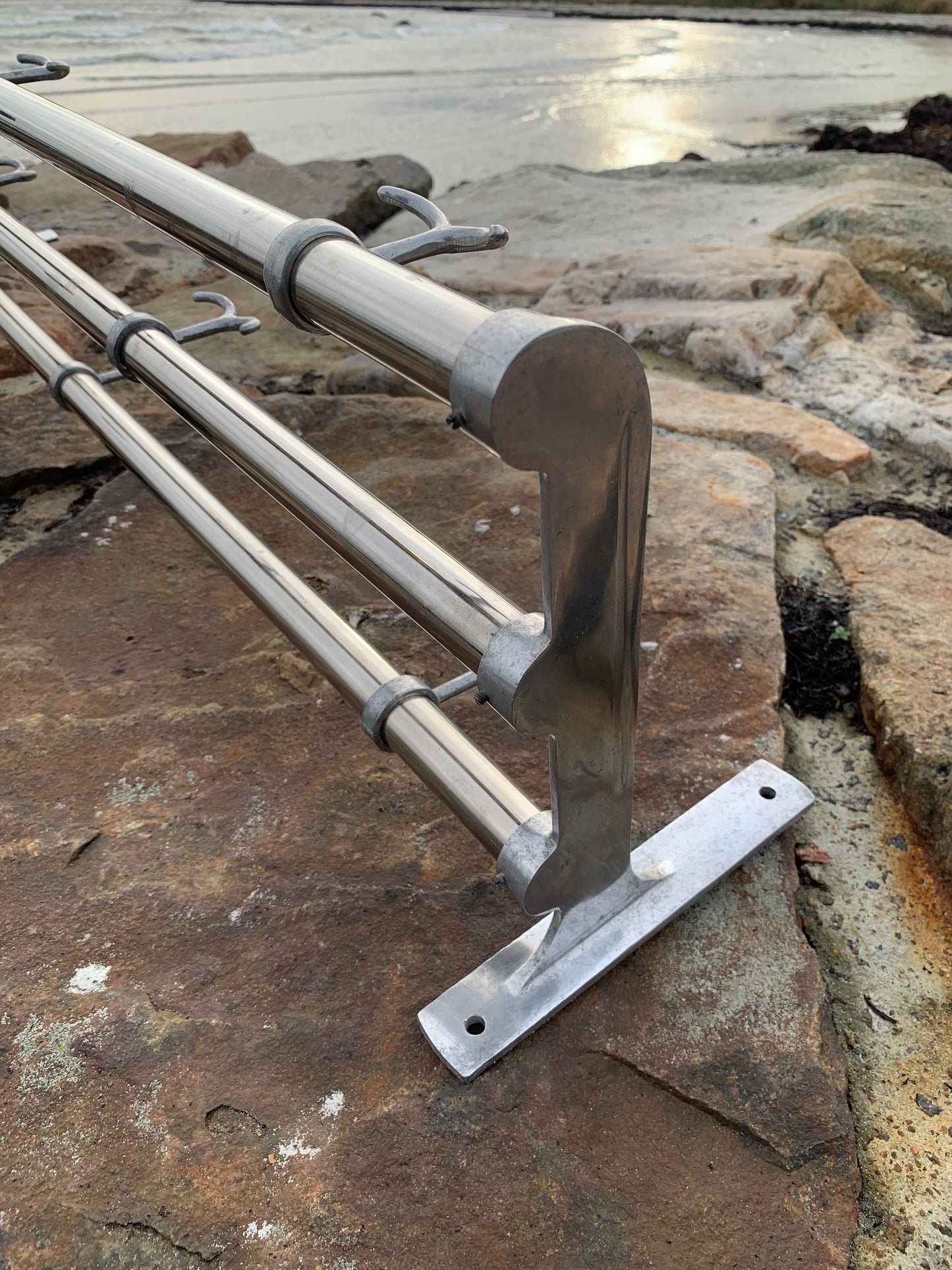 Hylla med hattkrok - Designad av Gunnar Bolin år 1937