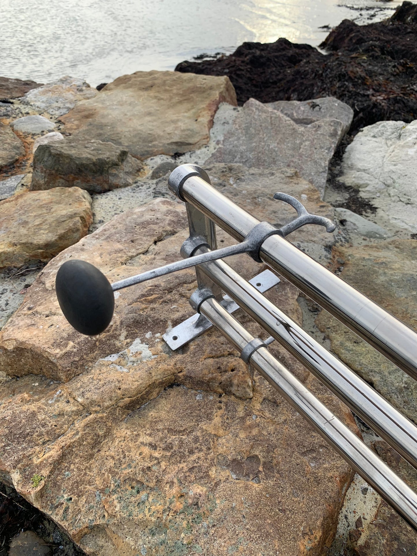 Hylla med hattkrok - Designad av Gunnar Bolin år 1937