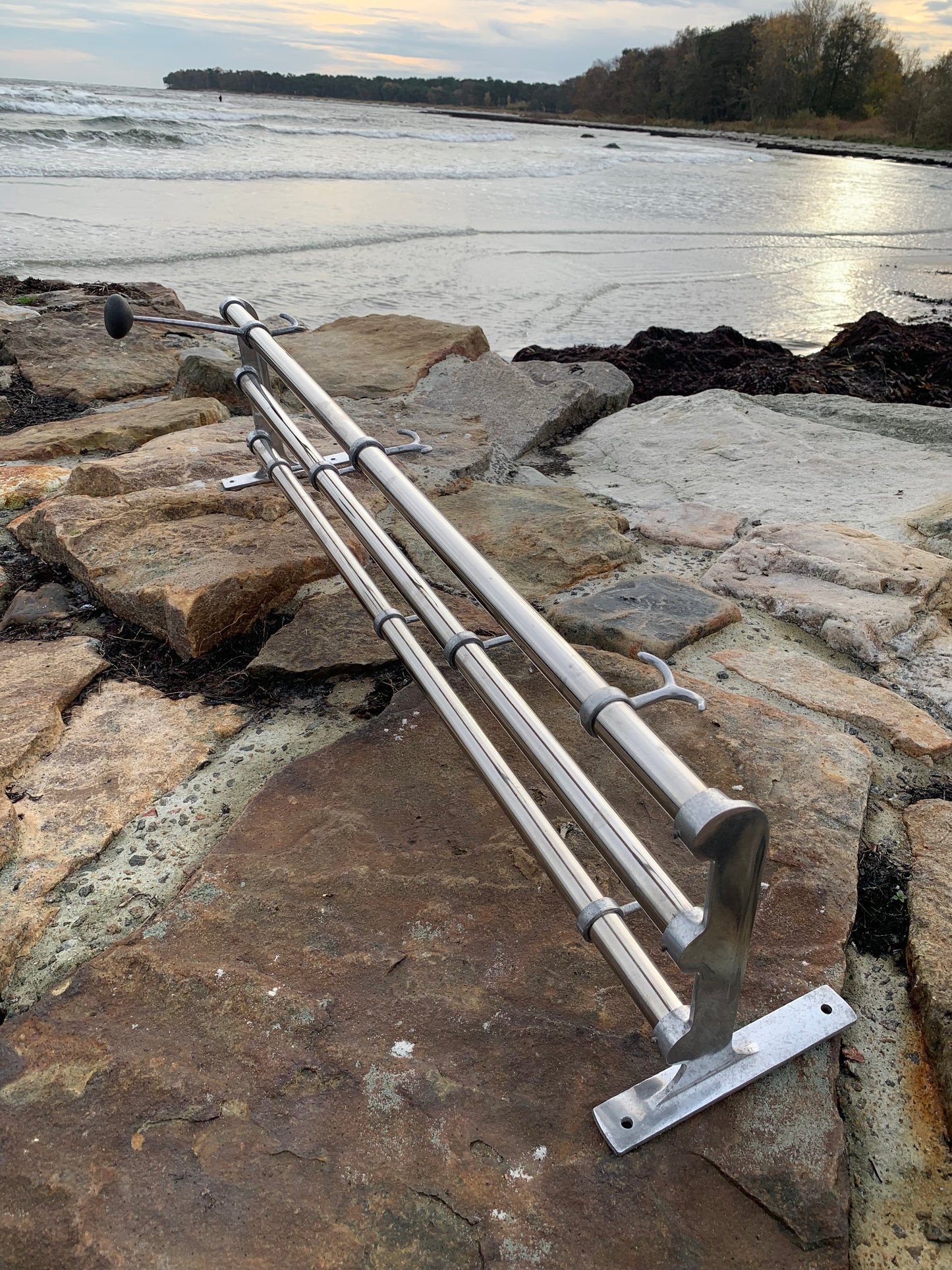 Hylla med hattkrok - Designad av Gunnar Bolin år 1937