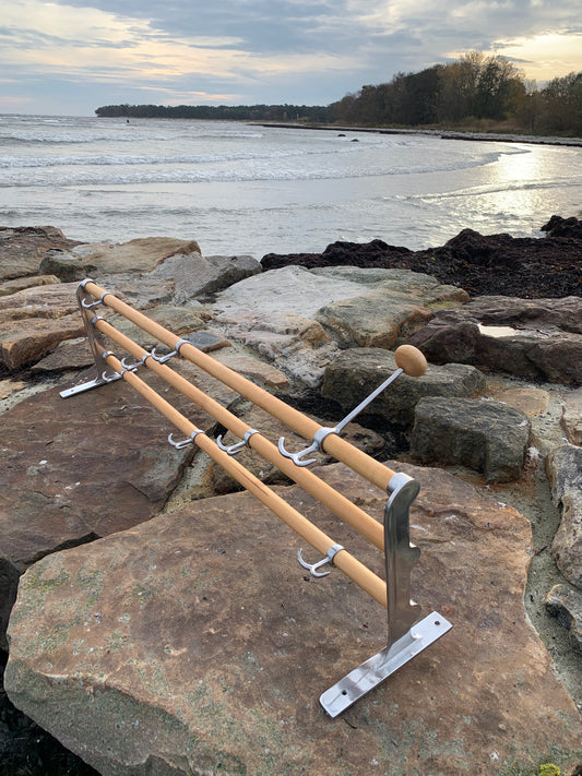 Hylla med hattkrok - Designad av Gunnar Bolin år 1937