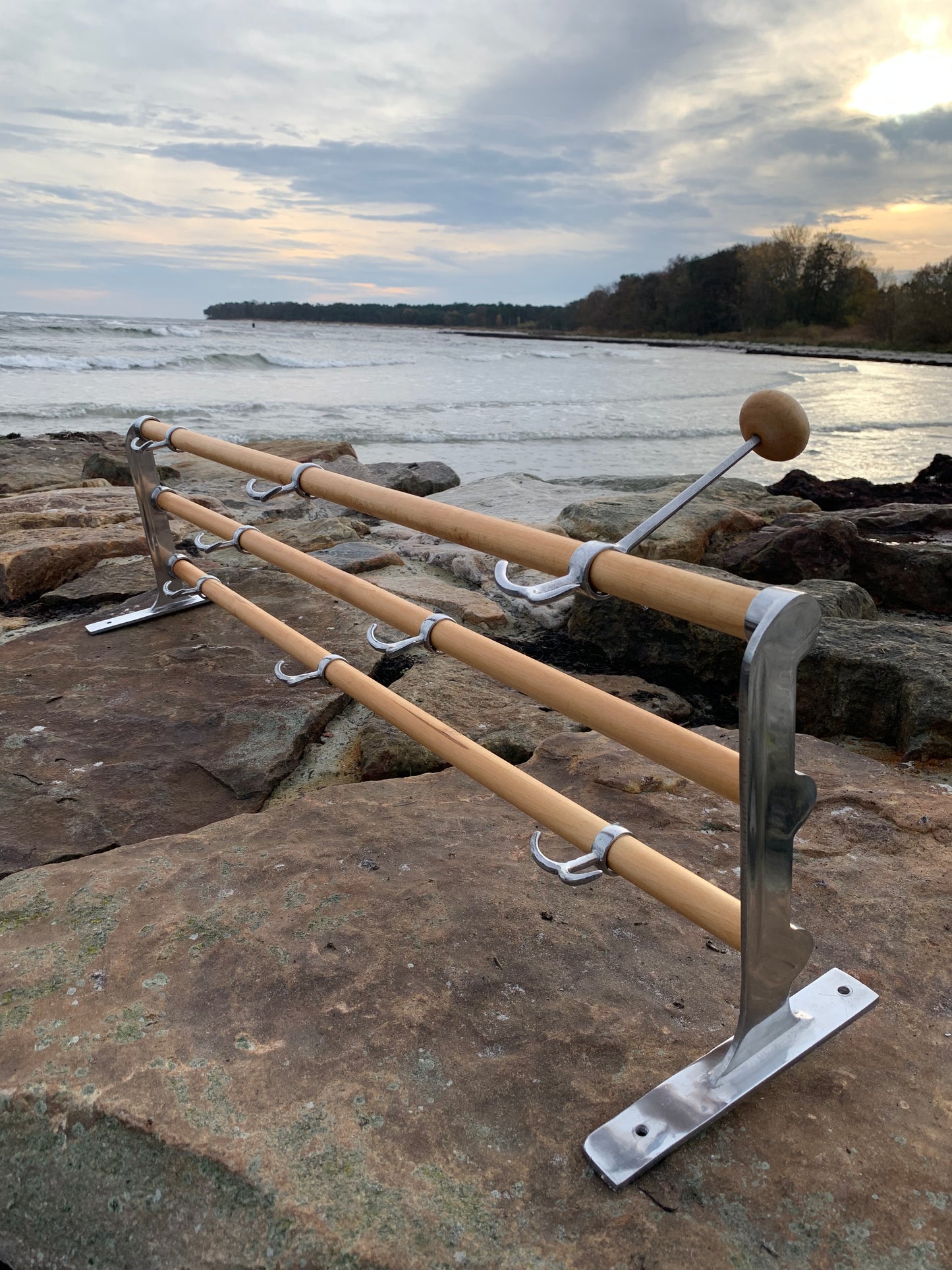 Hylla med hattkrok - Designad av Gunnar Bolin år 1937