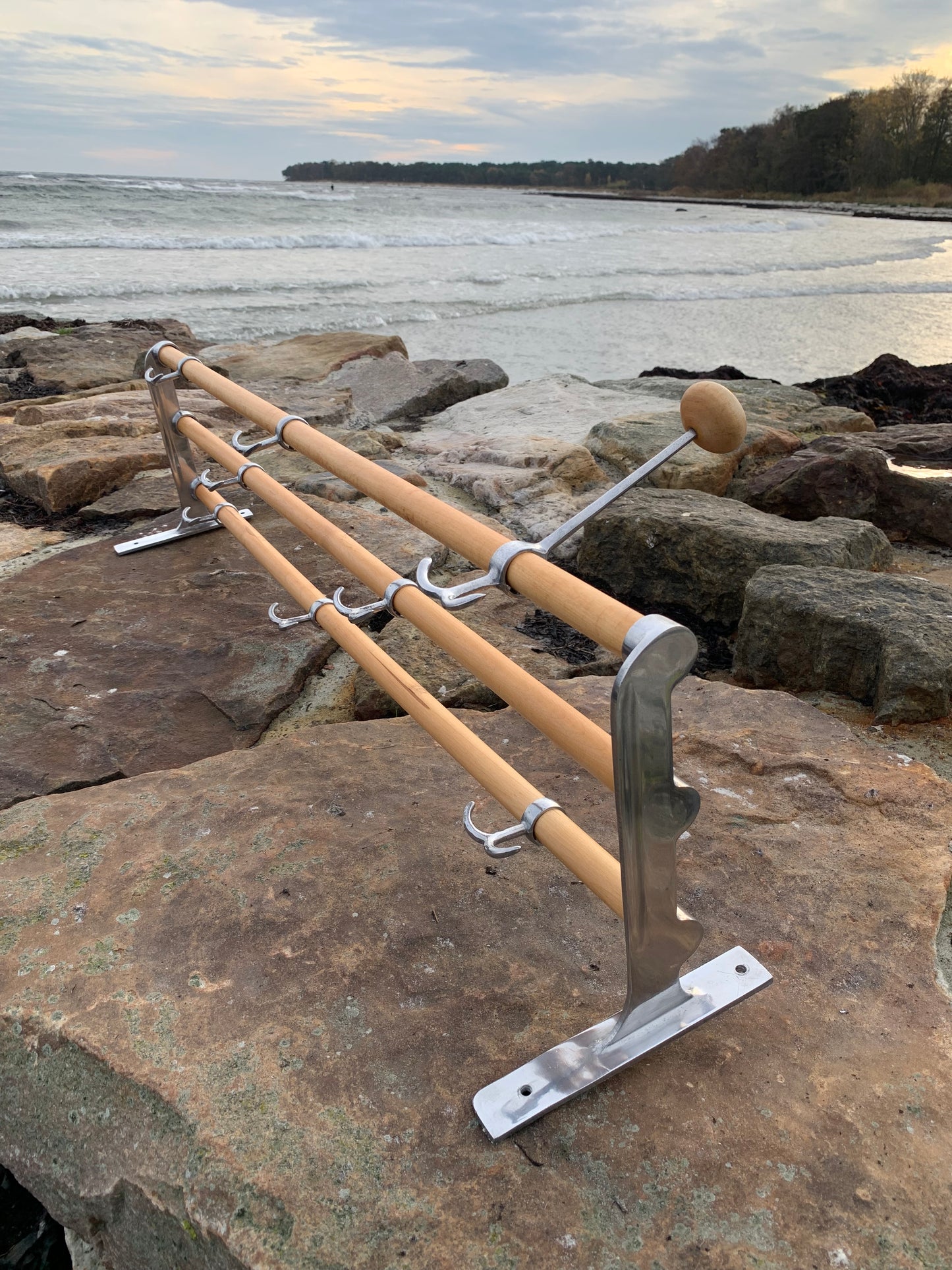 Hylla med hattkrok - Designad av Gunnar Bolin år 1937