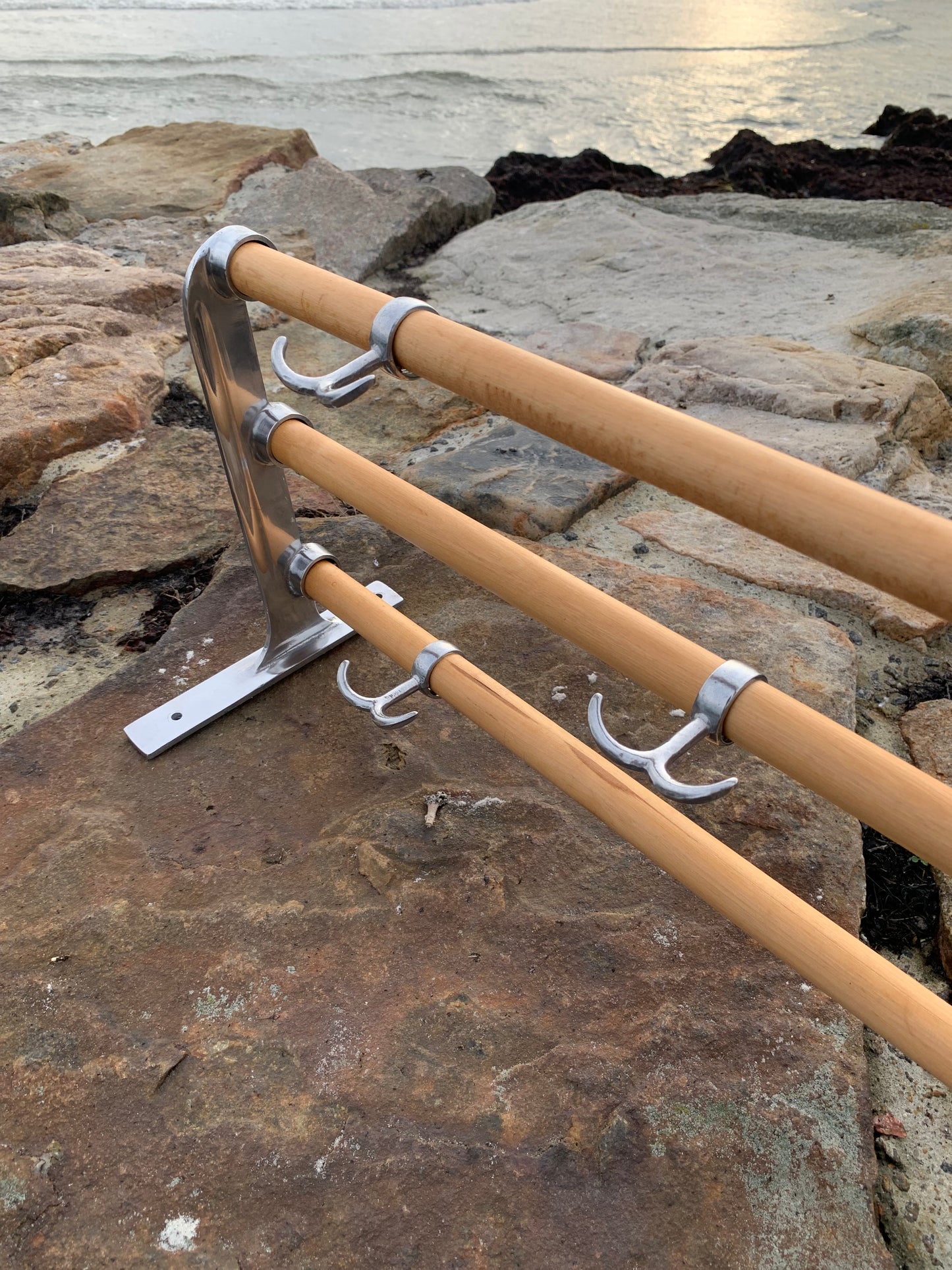 Hylla med hattkrok - Designad av Gunnar Bolin år 1937