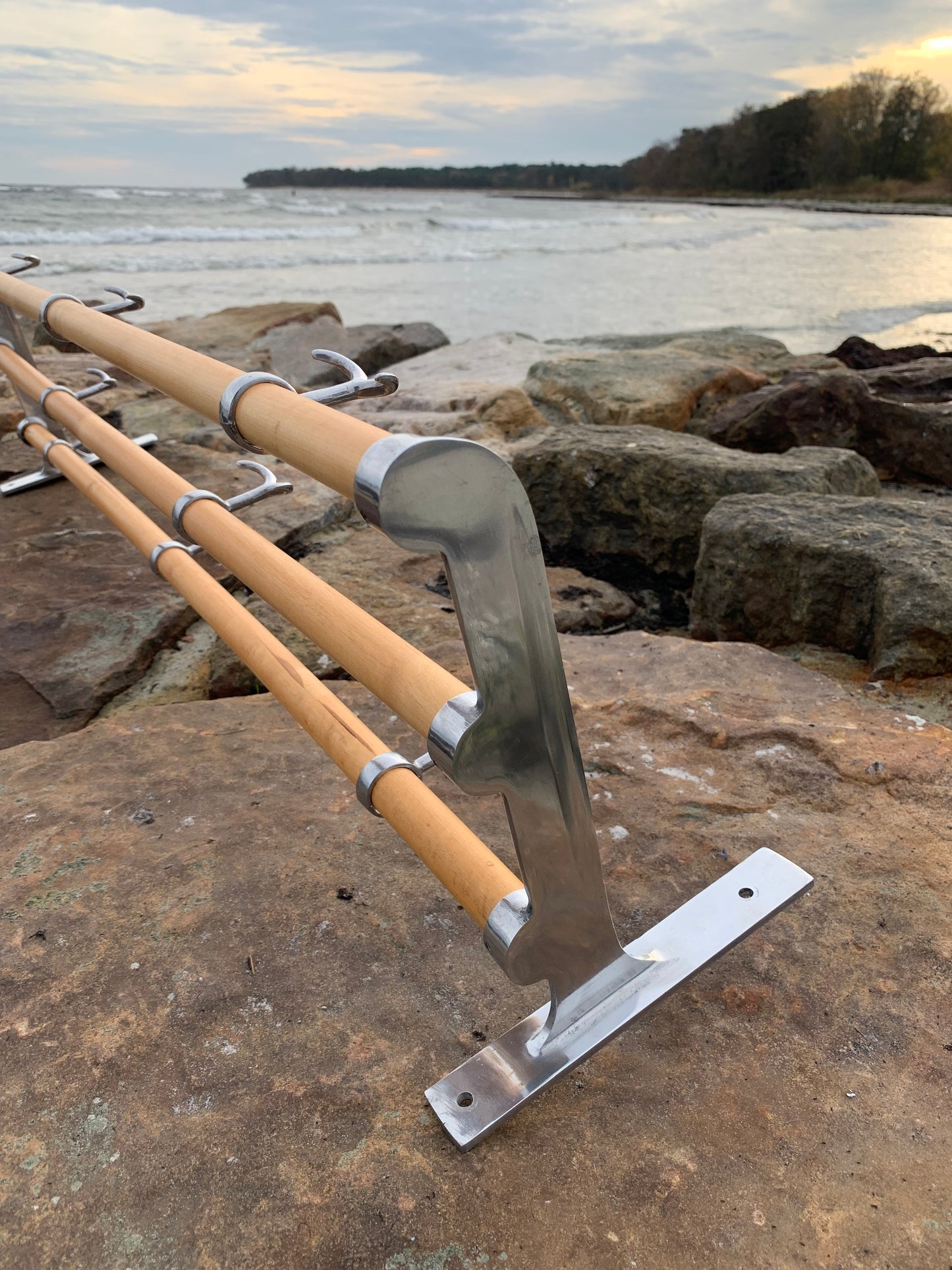 Hylla med hattkrok - Designad av Gunnar Bolin år 1937