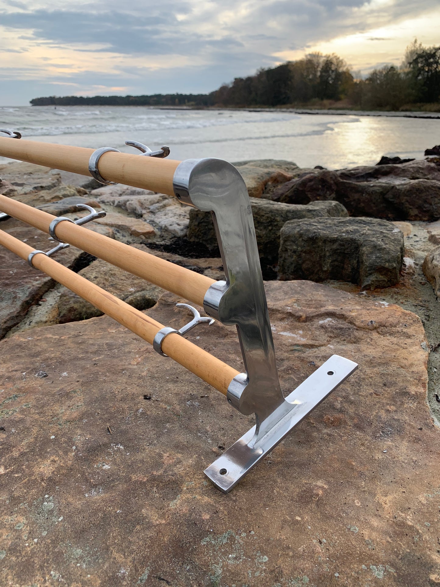 Hylla med hattkrok - Designad av Gunnar Bolin år 1937