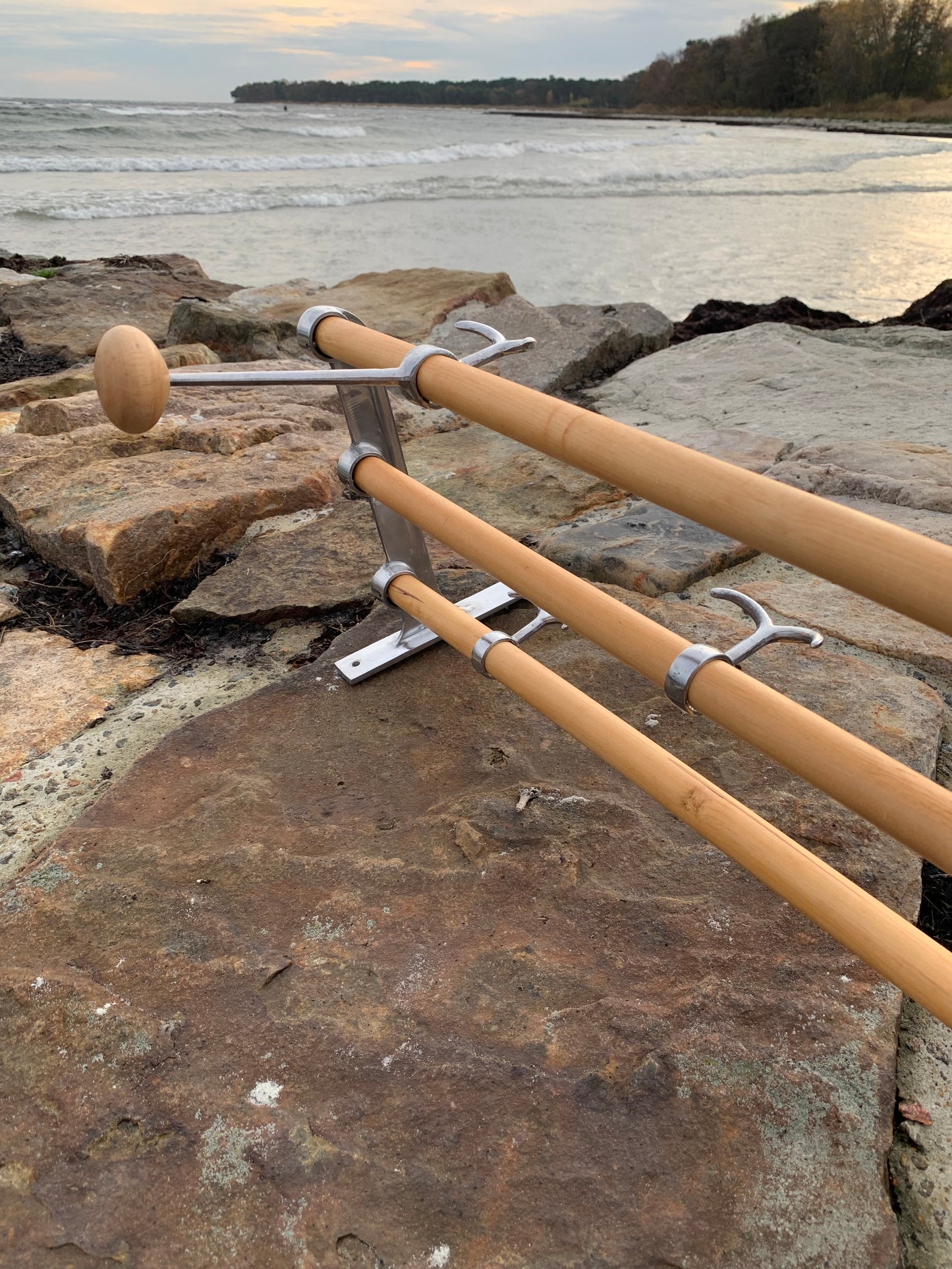 Hylla med hattkrok - Designad av Gunnar Bolin år 1937