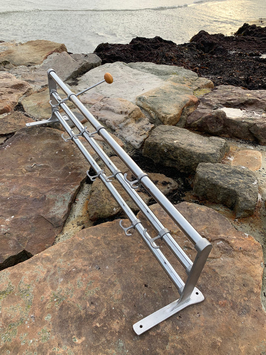 Hylla med hattkrok - Designad av Gunnar Bolin år 1937