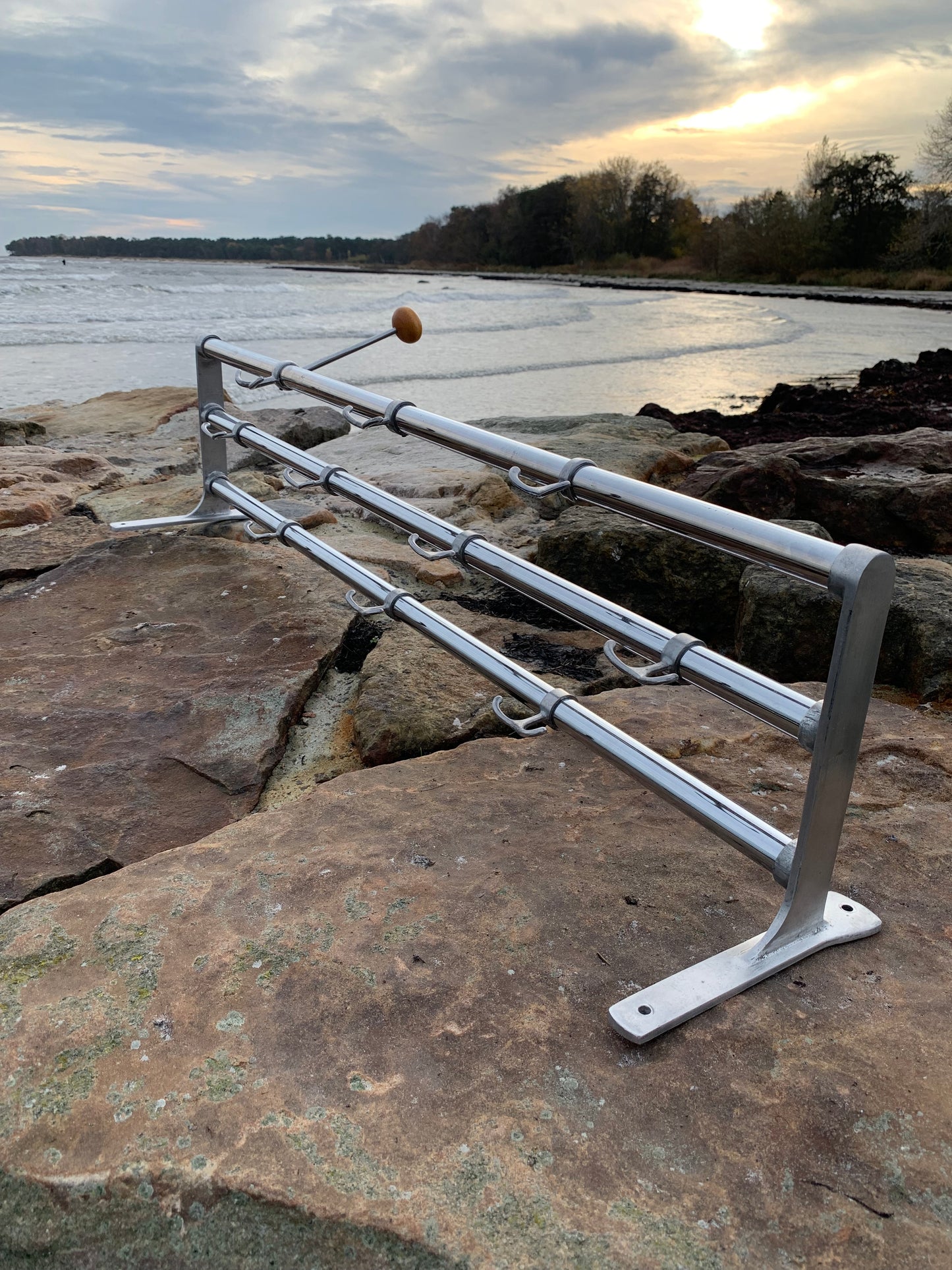 Hylla med hattkrok - Designad av Gunnar Bolin år 1937