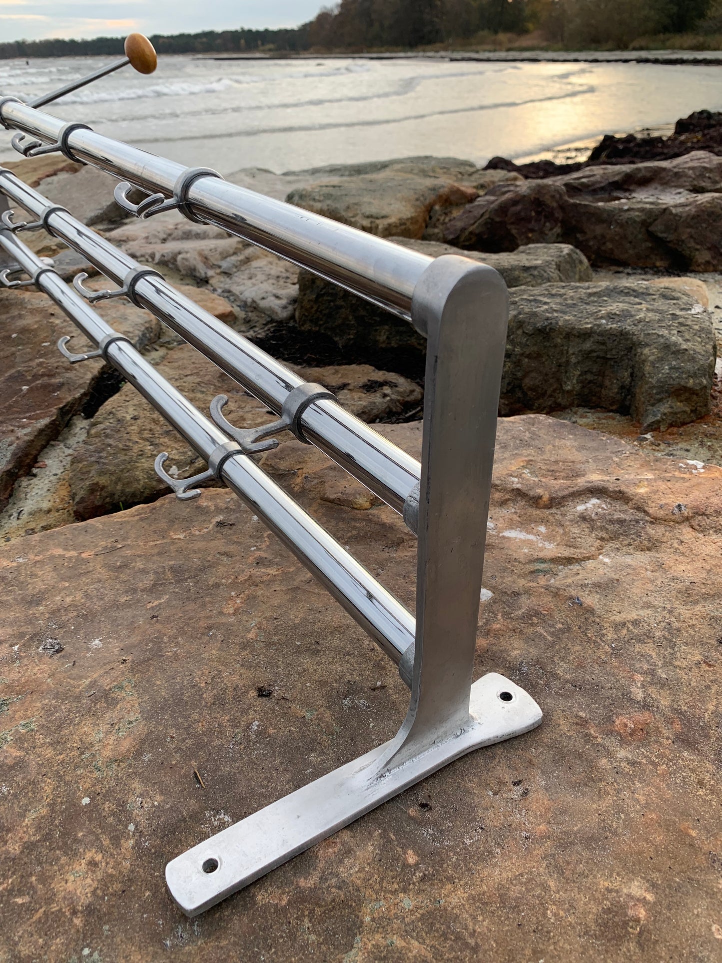 Hylla med hattkrok - Designad av Gunnar Bolin år 1937