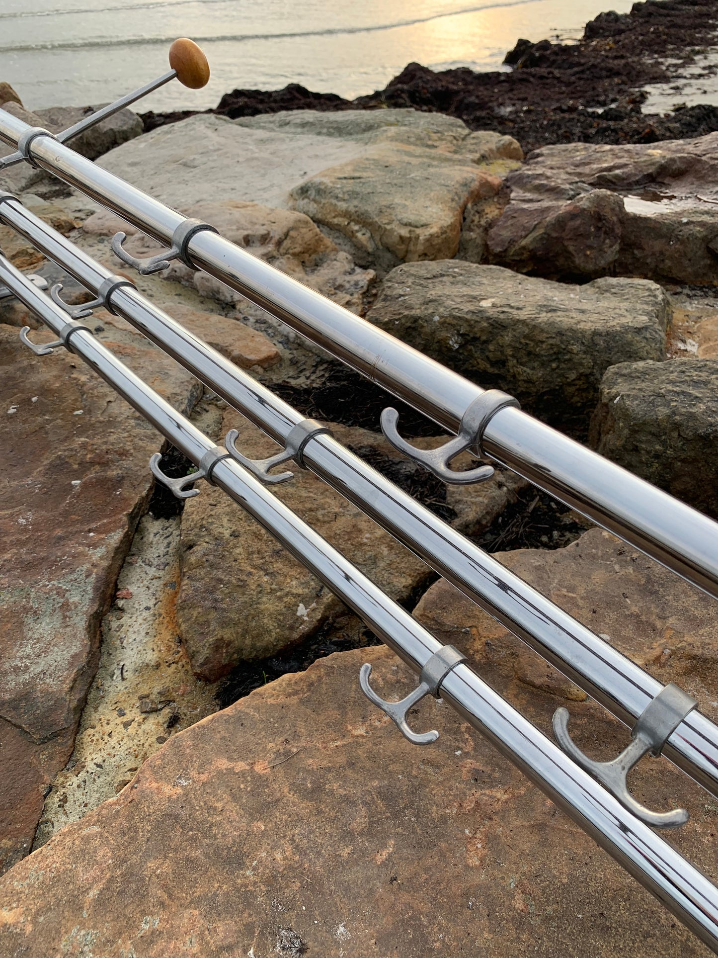 Hylla med hattkrok - Designad av Gunnar Bolin år 1937