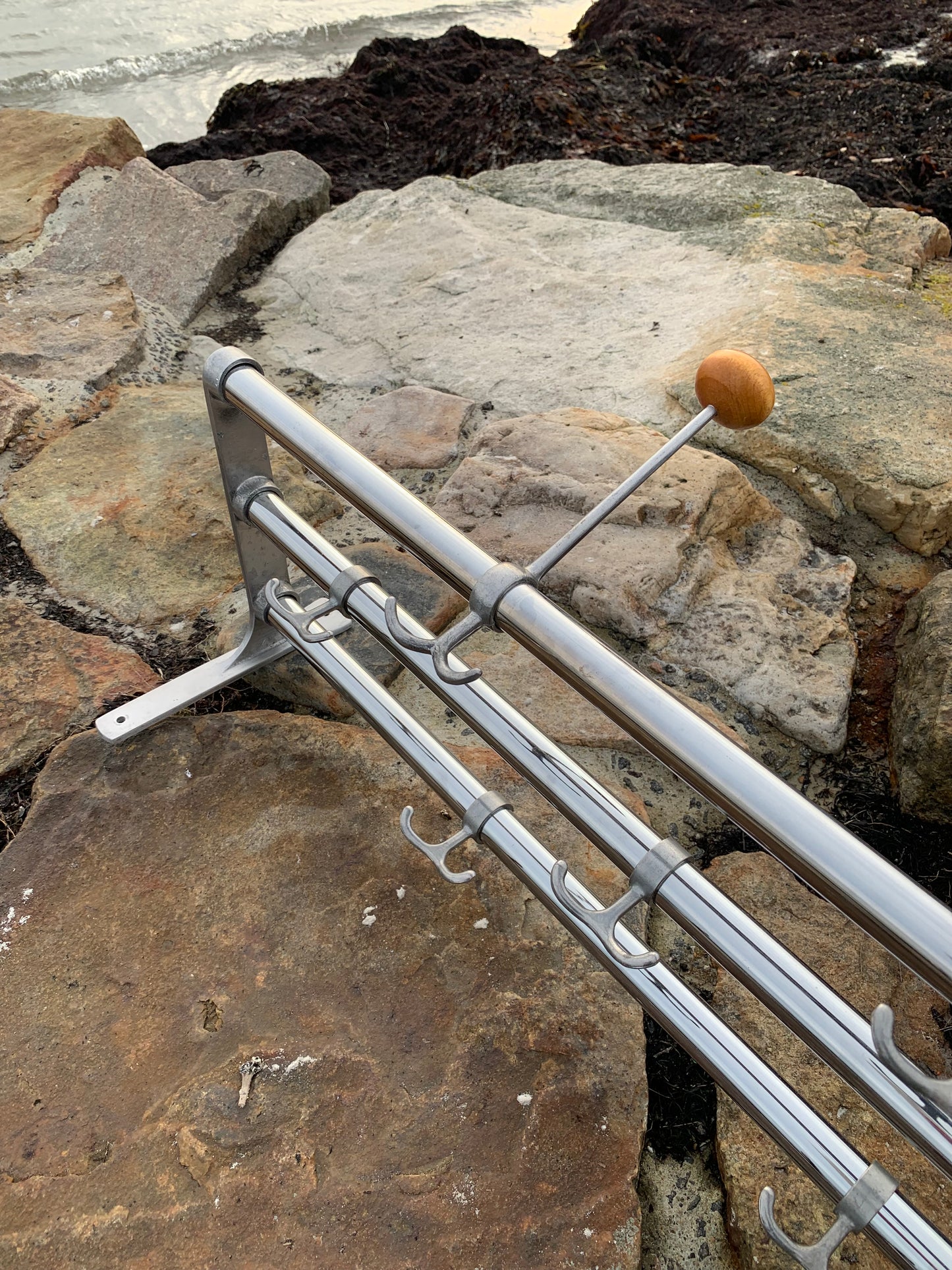 Hylla med hattkrok - Designad av Gunnar Bolin år 1937