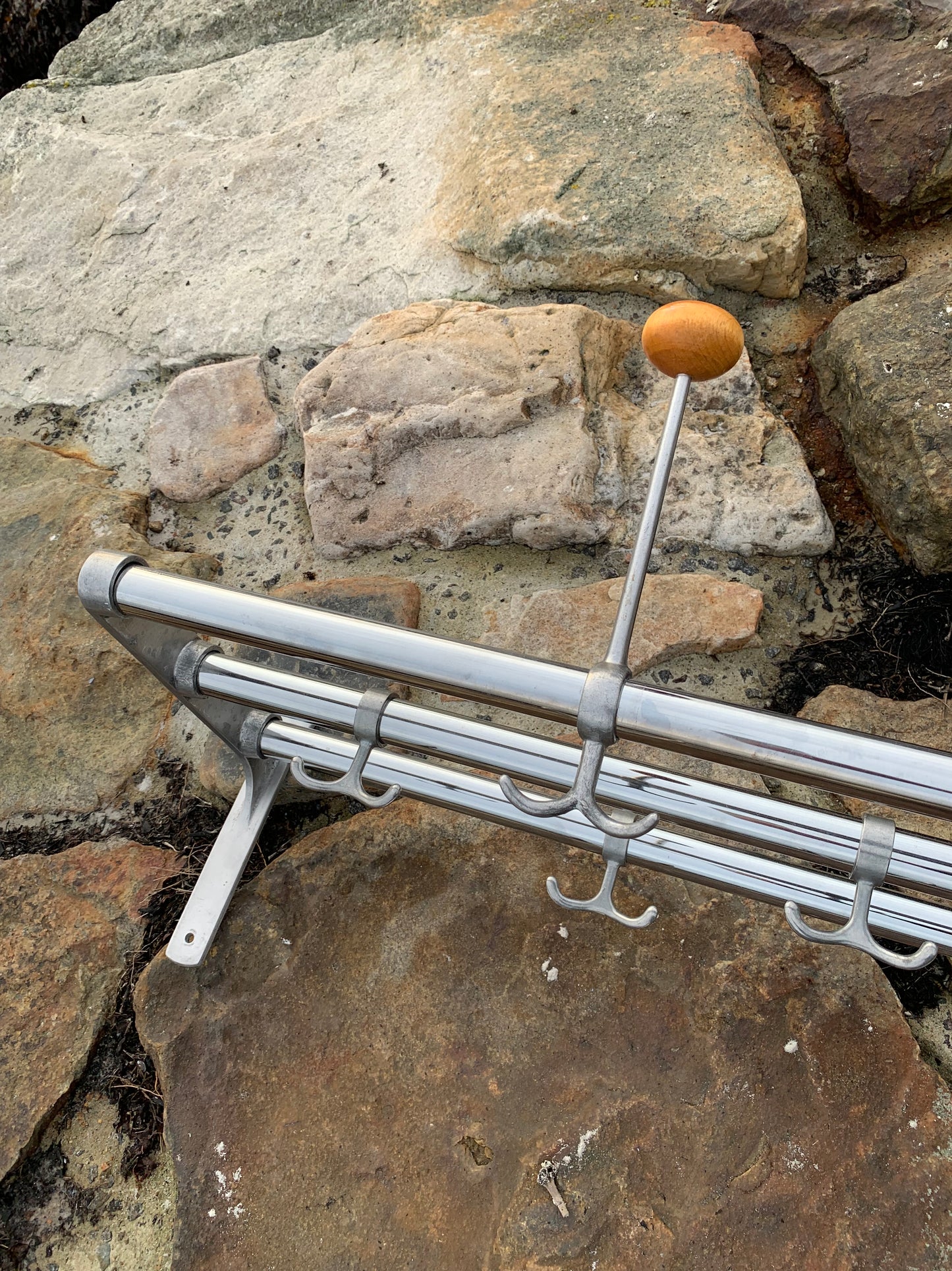 Hylla med hattkrok - Designad av Gunnar Bolin år 1937