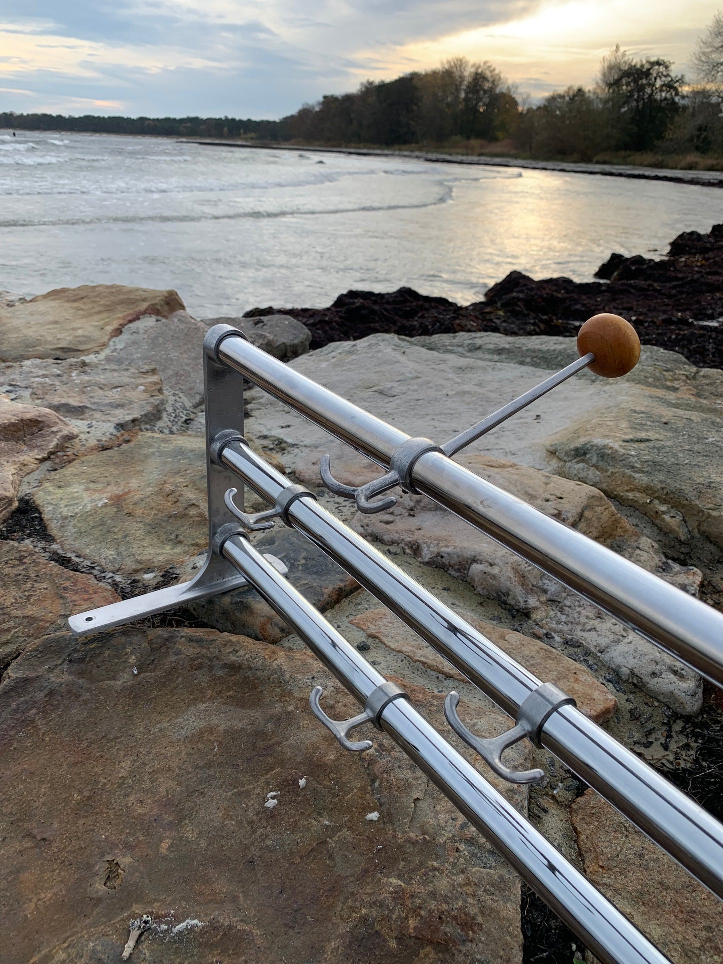 Hylla med hattkrok - Designad av Gunnar Bolin år 1937