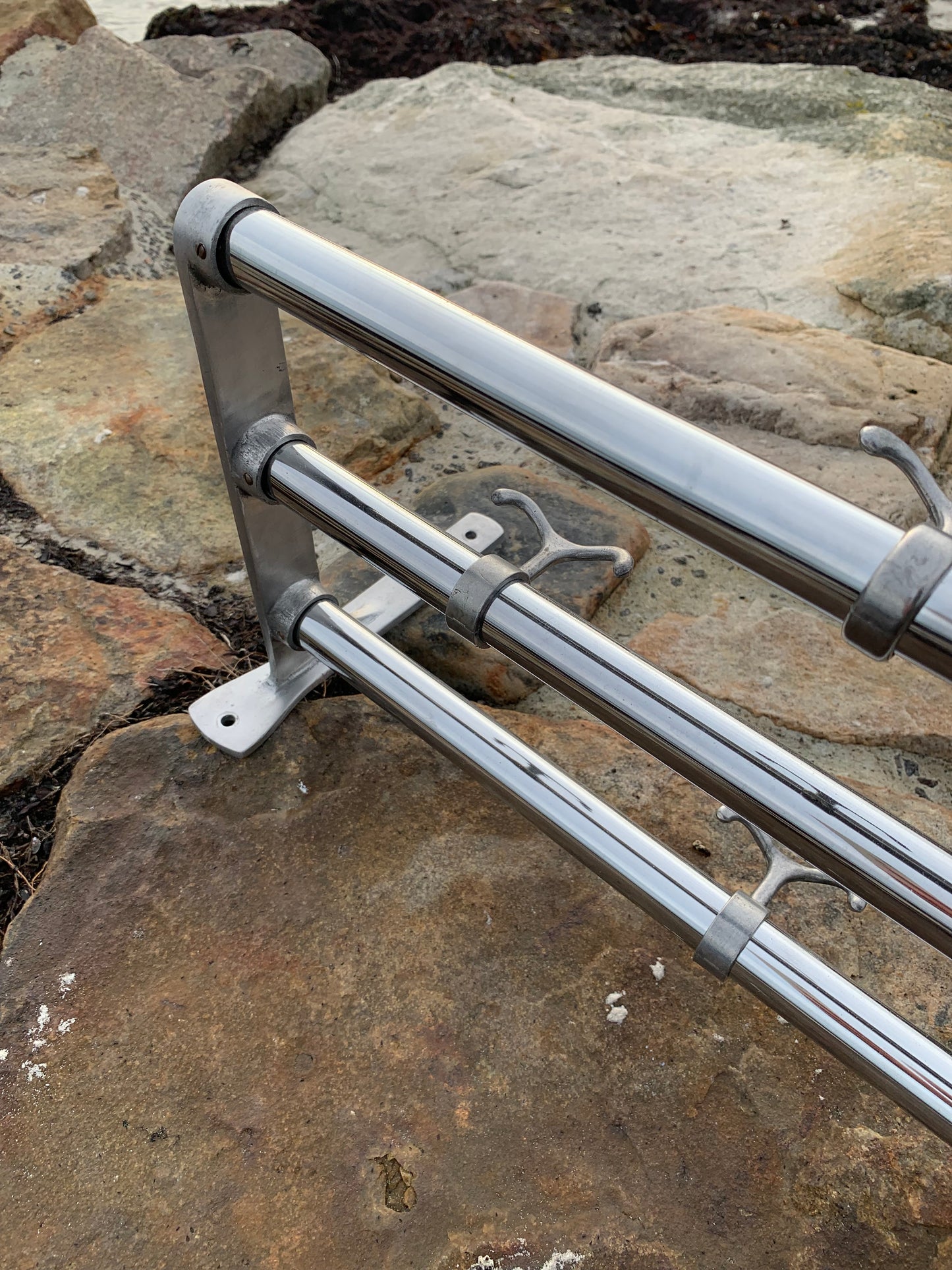 Hylla med hattkrok - Designad av Gunnar Bolin år 1937