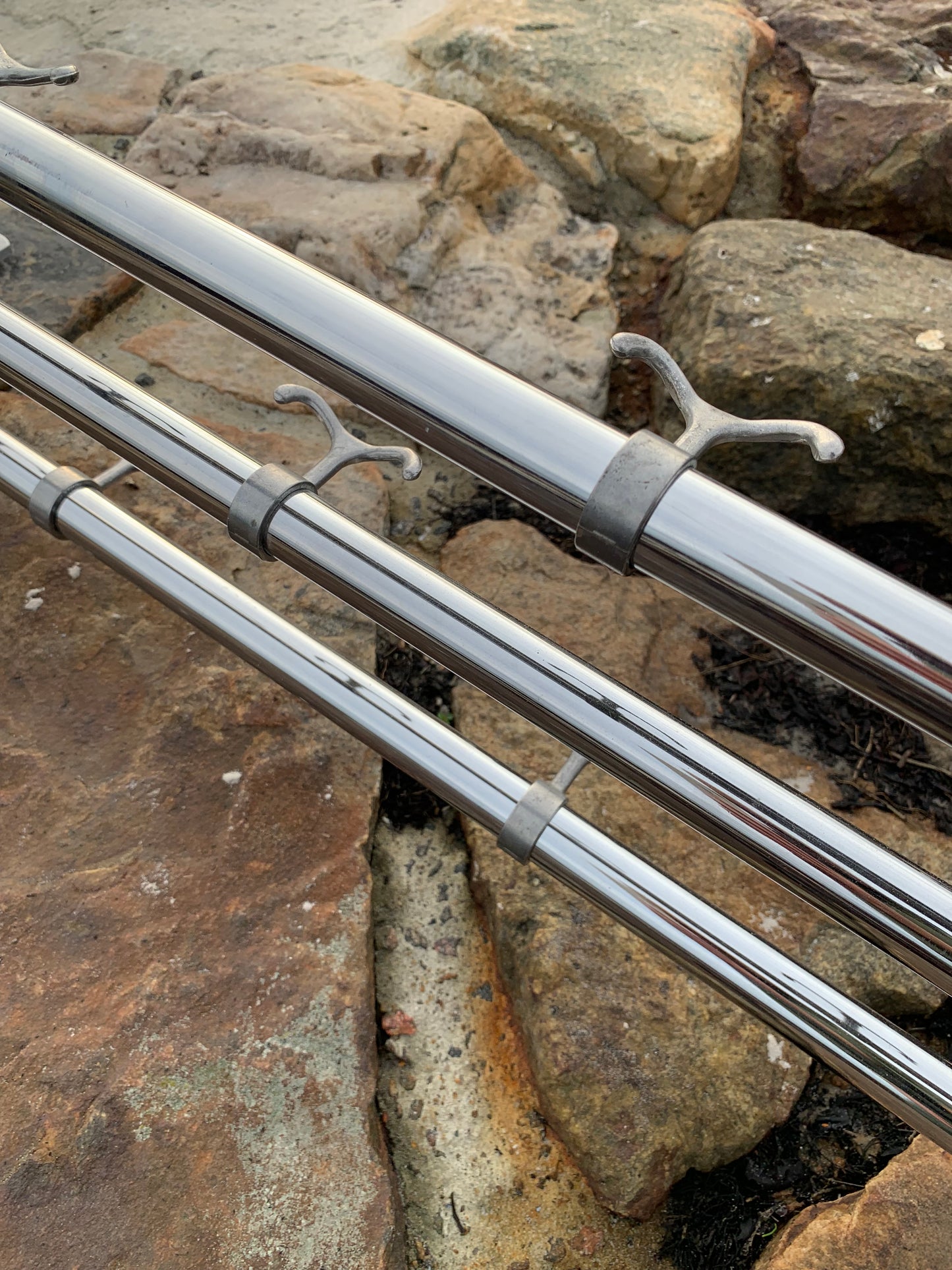 Hylla med hattkrok - Designad av Gunnar Bolin år 1937