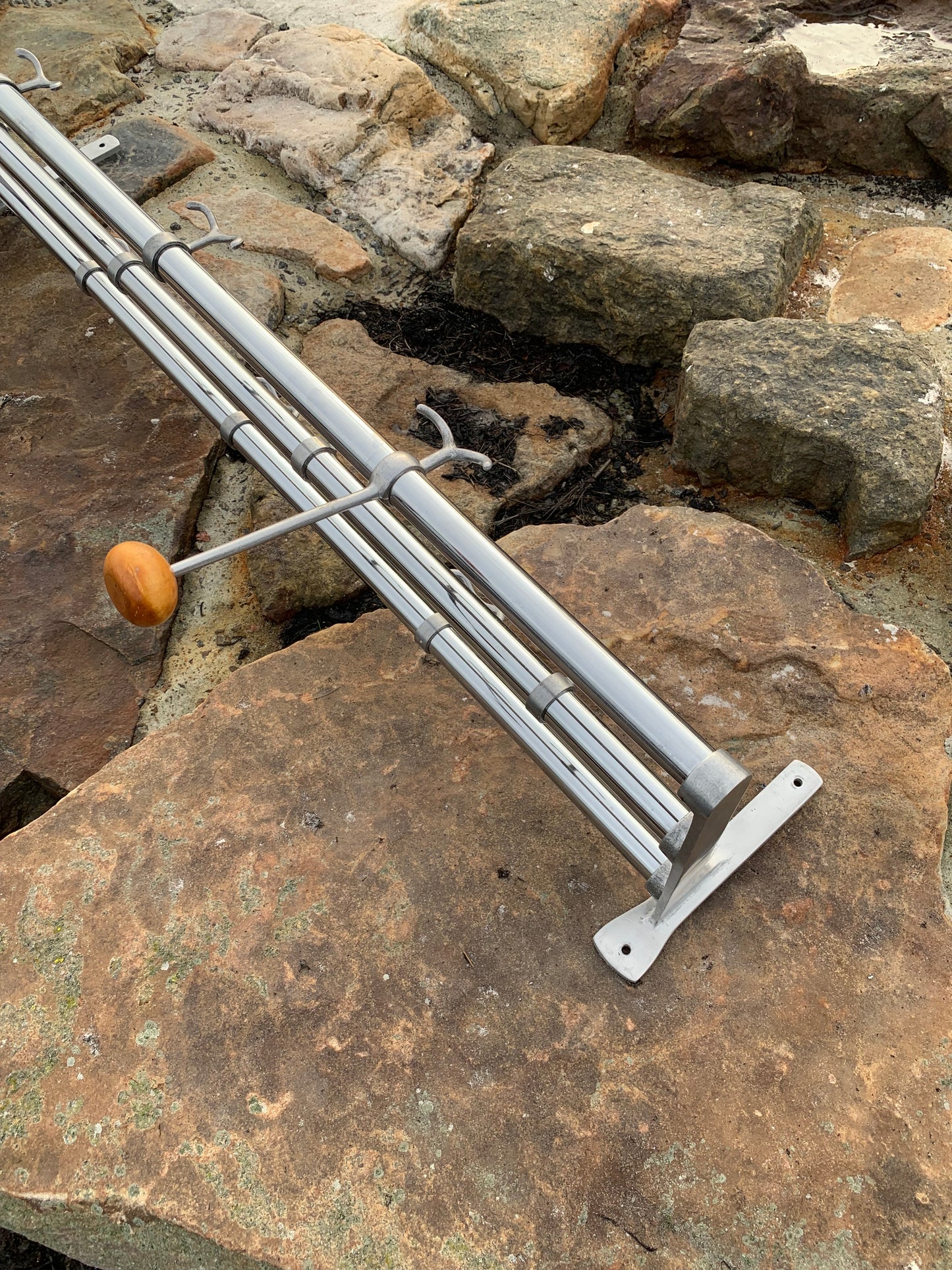 Hylla med hattkrok - Designad av Gunnar Bolin år 1937