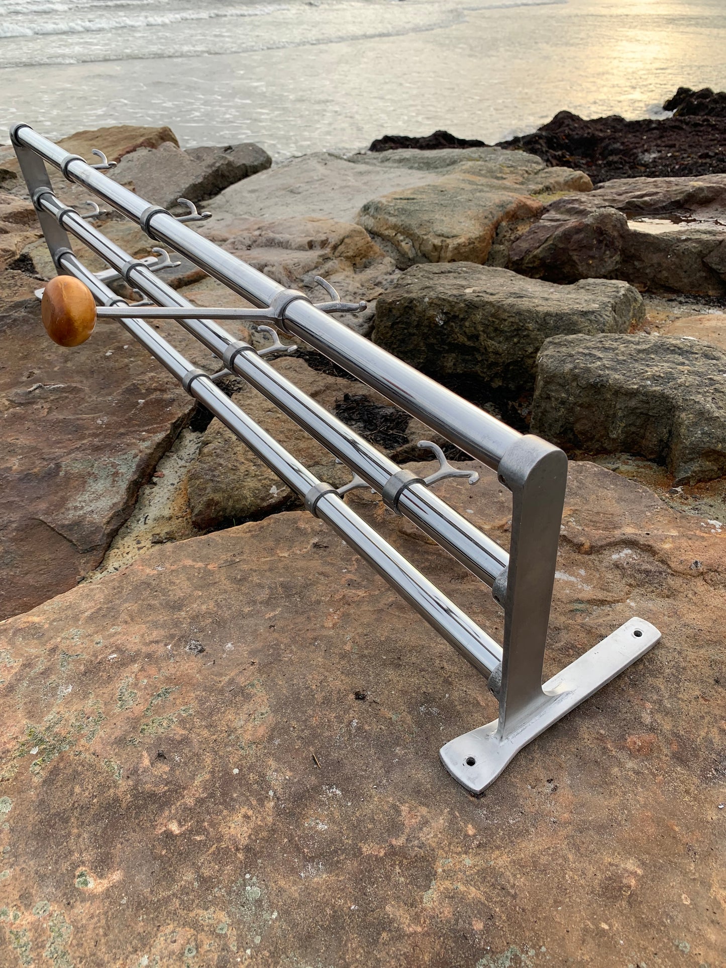 Hylla med hattkrok - Designad av Gunnar Bolin år 1937