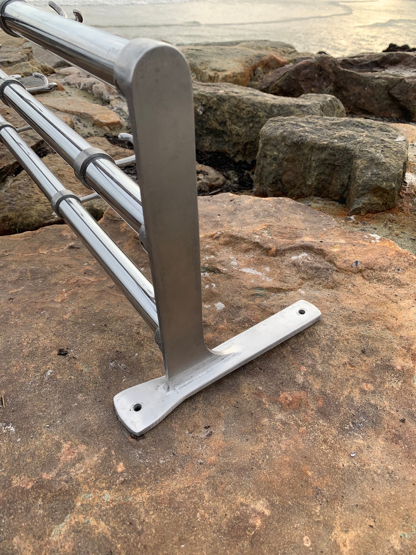 Hylla med hattkrok - Designad av Gunnar Bolin år 1937