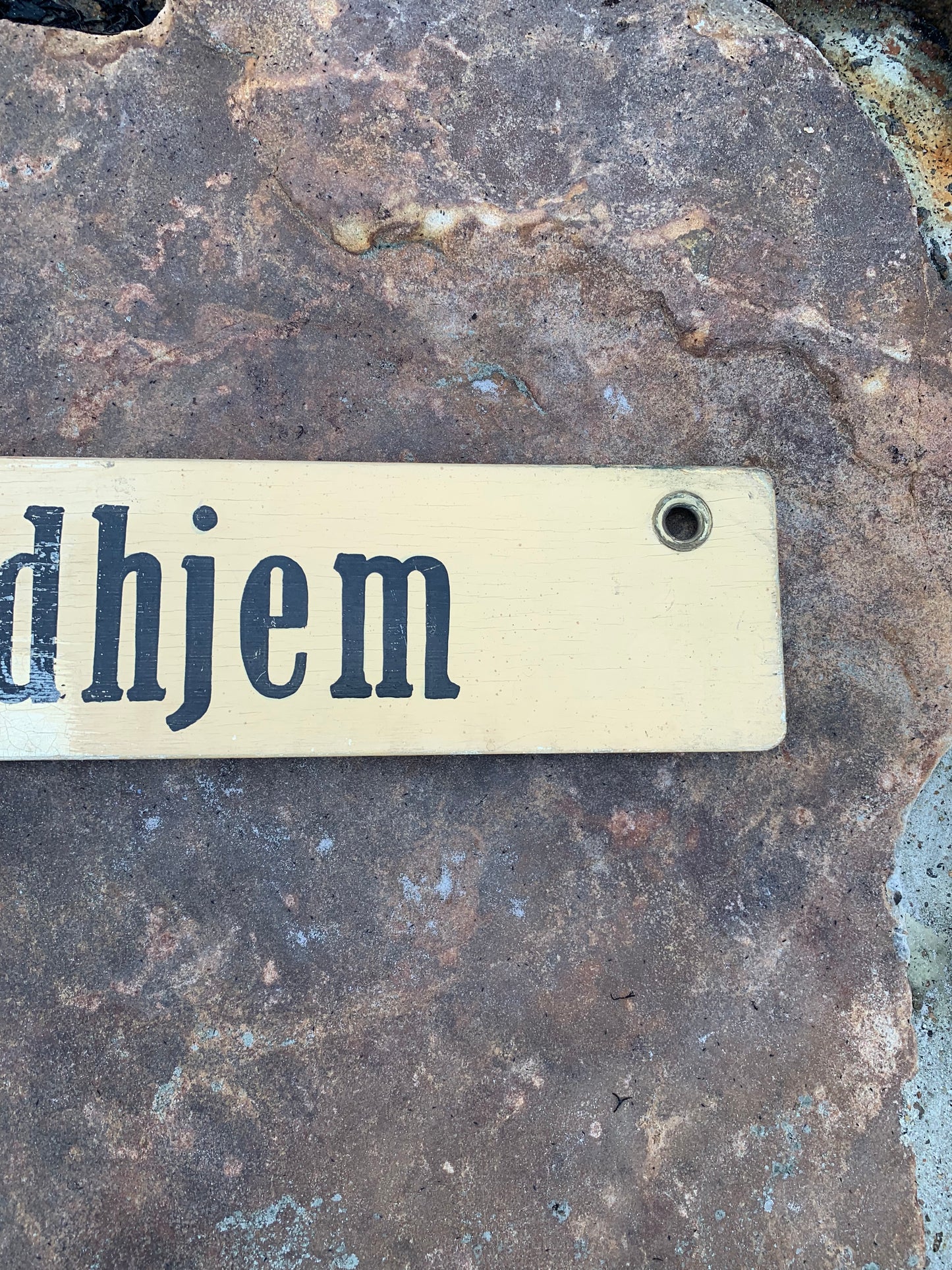 Gamla Bornholmsskylt från buss - Gudhjem/Aakrikeby