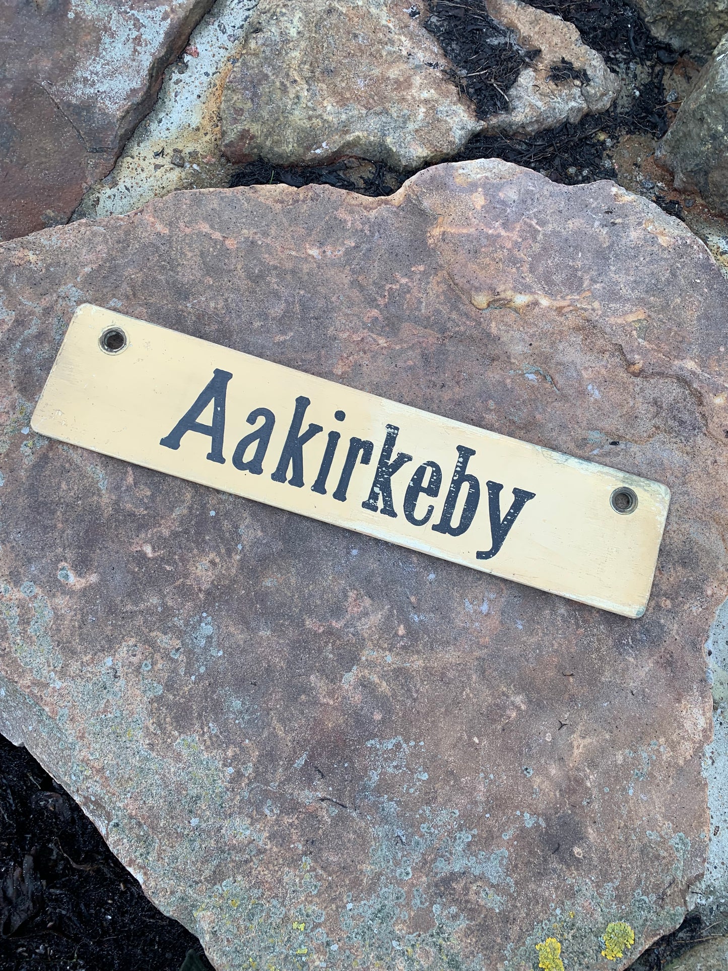 Gamla Bornholmsskylt från buss - Gudhjem/Aakrikeby