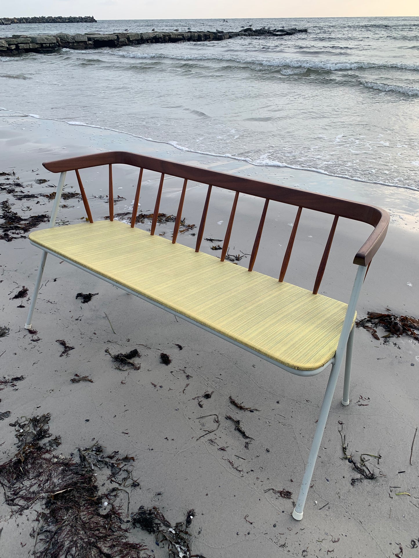 Bänk med fina trädetaljer