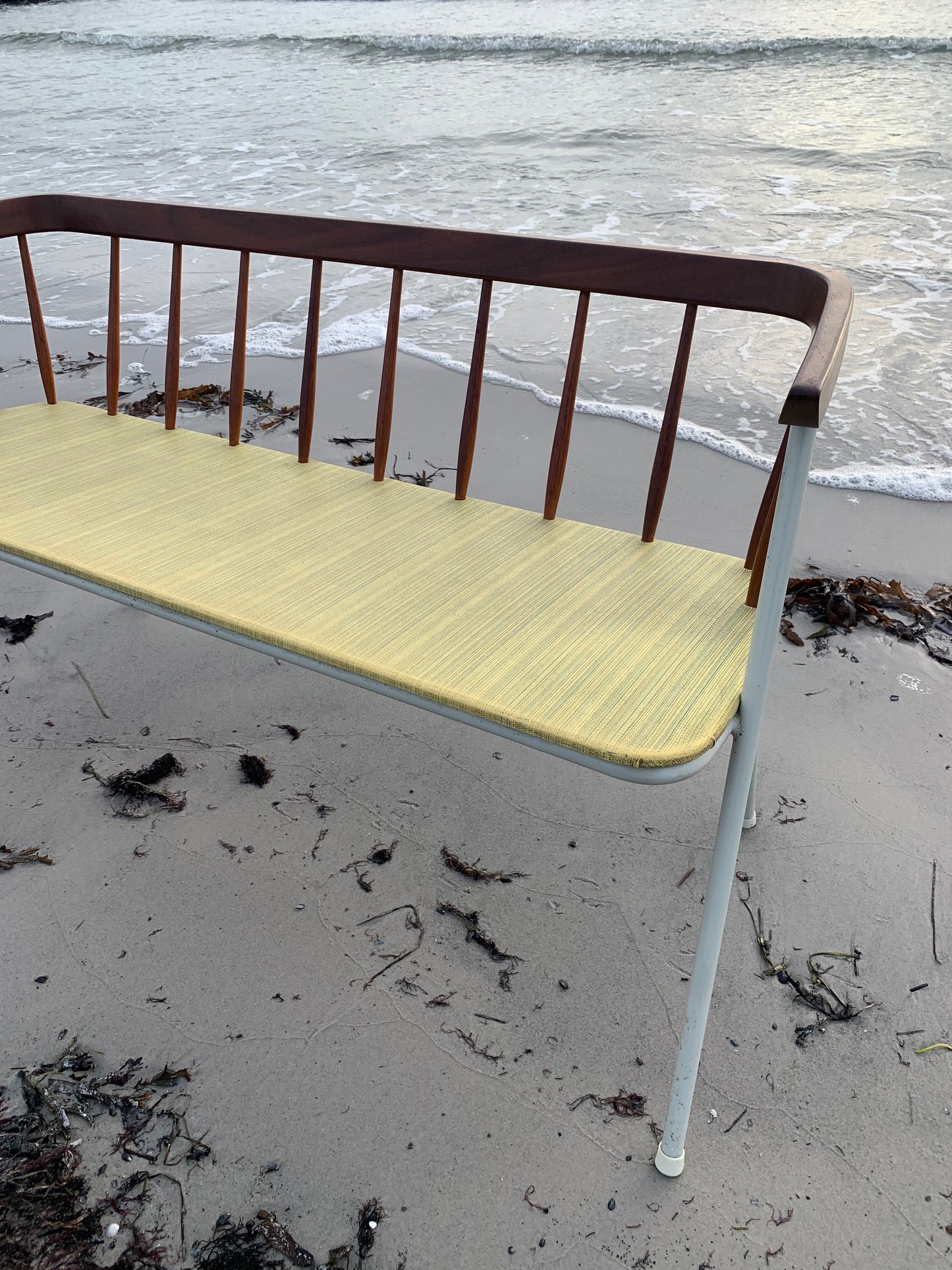 Bänk med fina trädetaljer