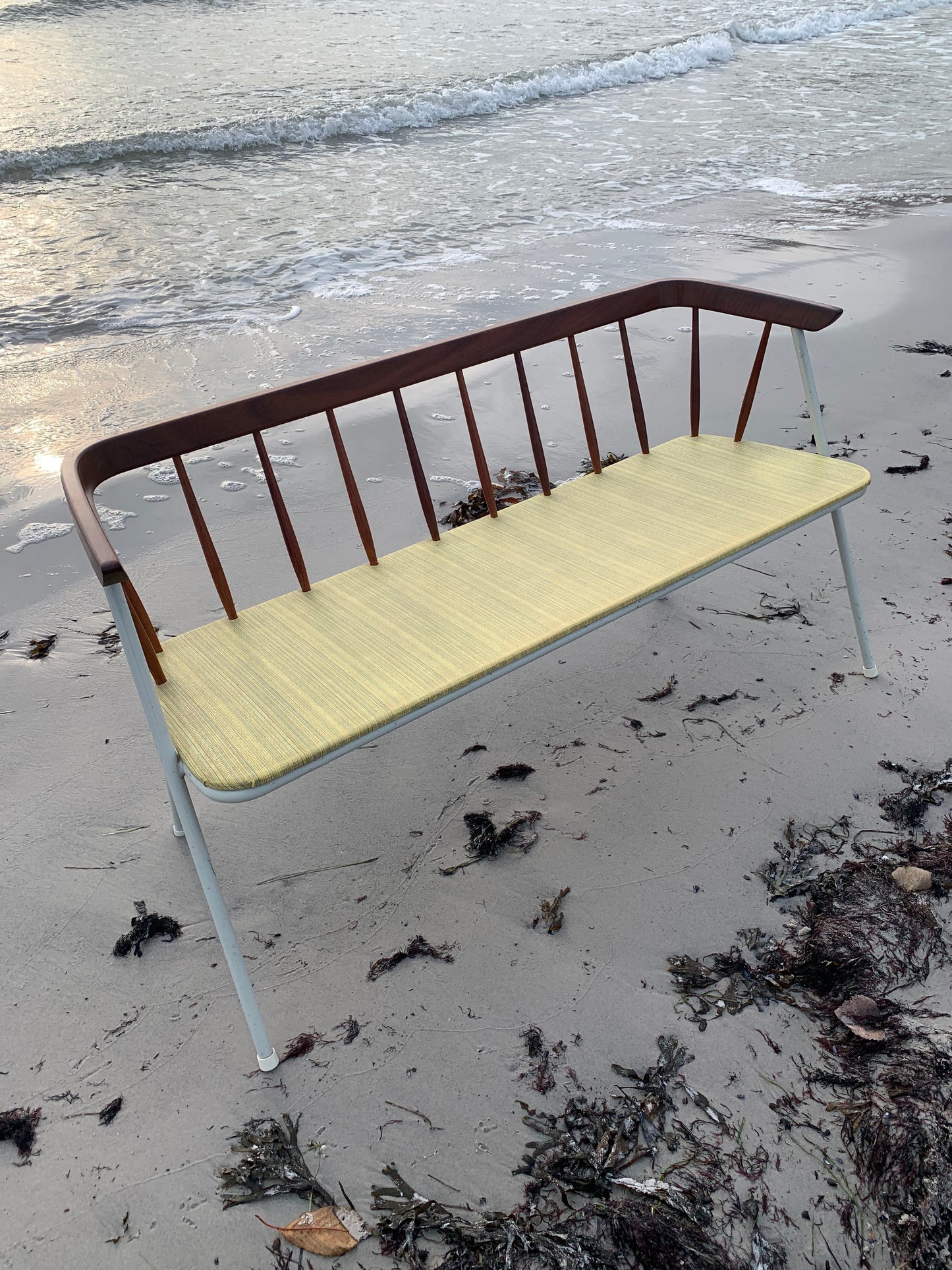 Bänk med fina trädetaljer