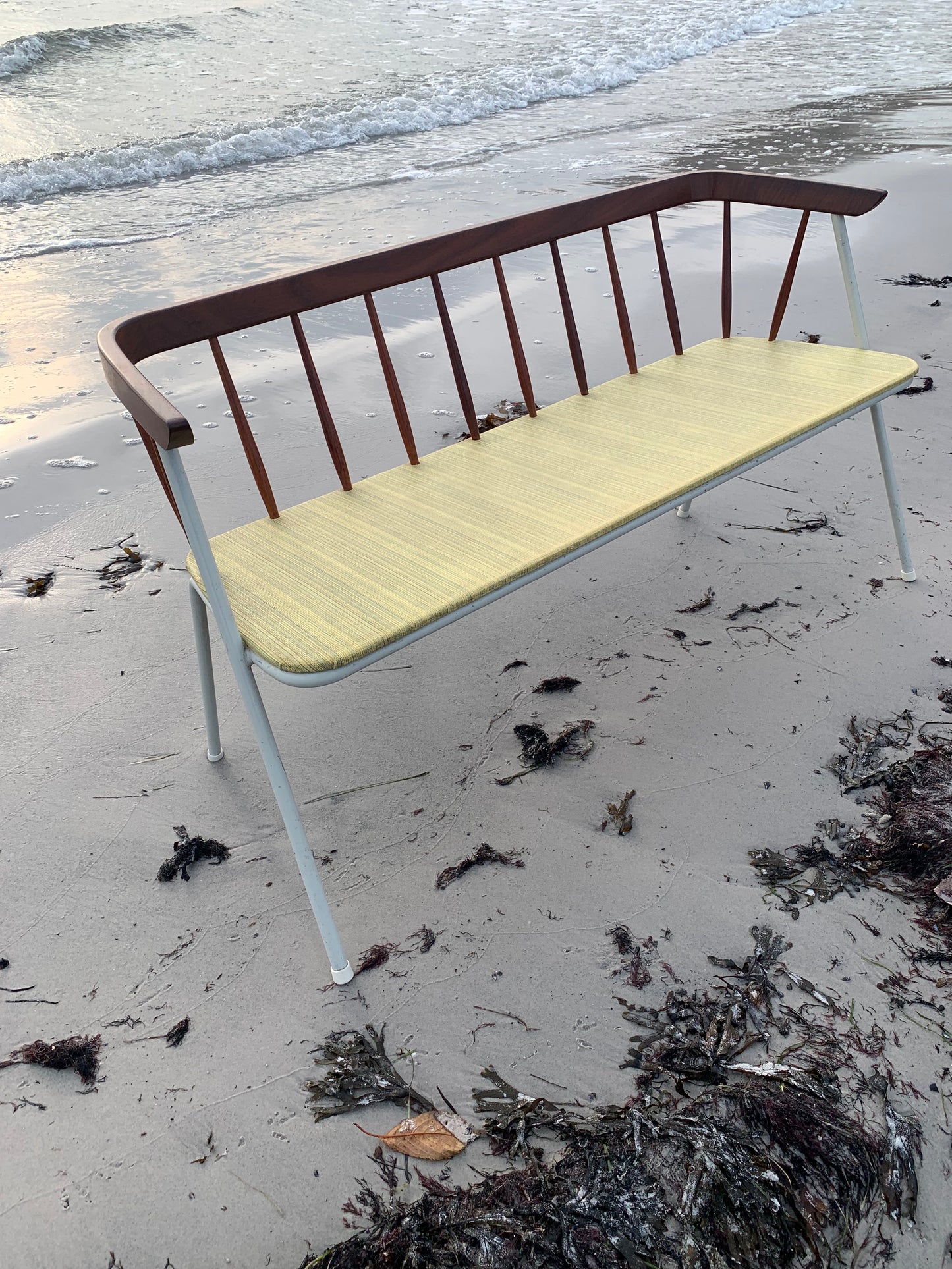 Bänk med fina trädetaljer