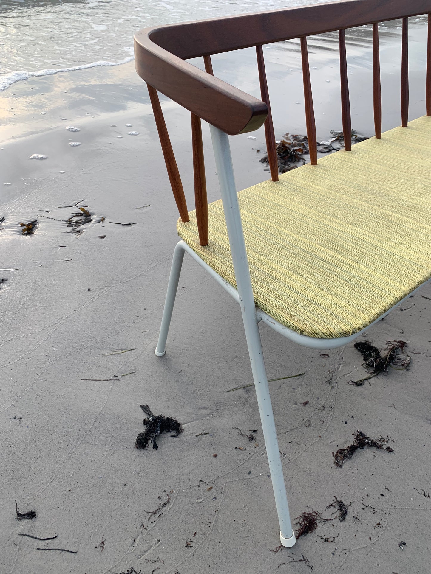 Bänk med fina trädetaljer