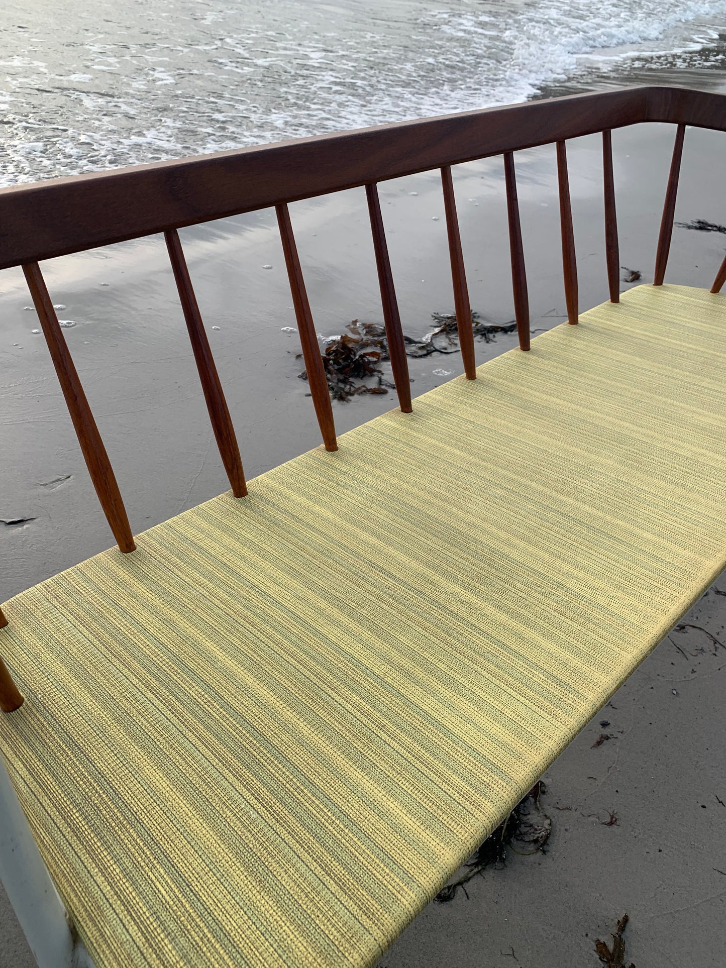 Bänk med fina trädetaljer