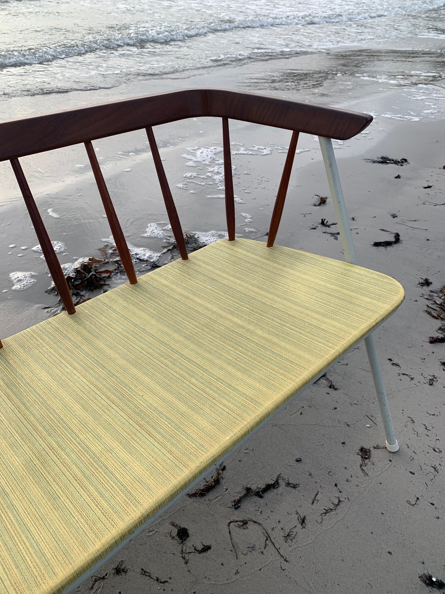 Bänk med fina trädetaljer