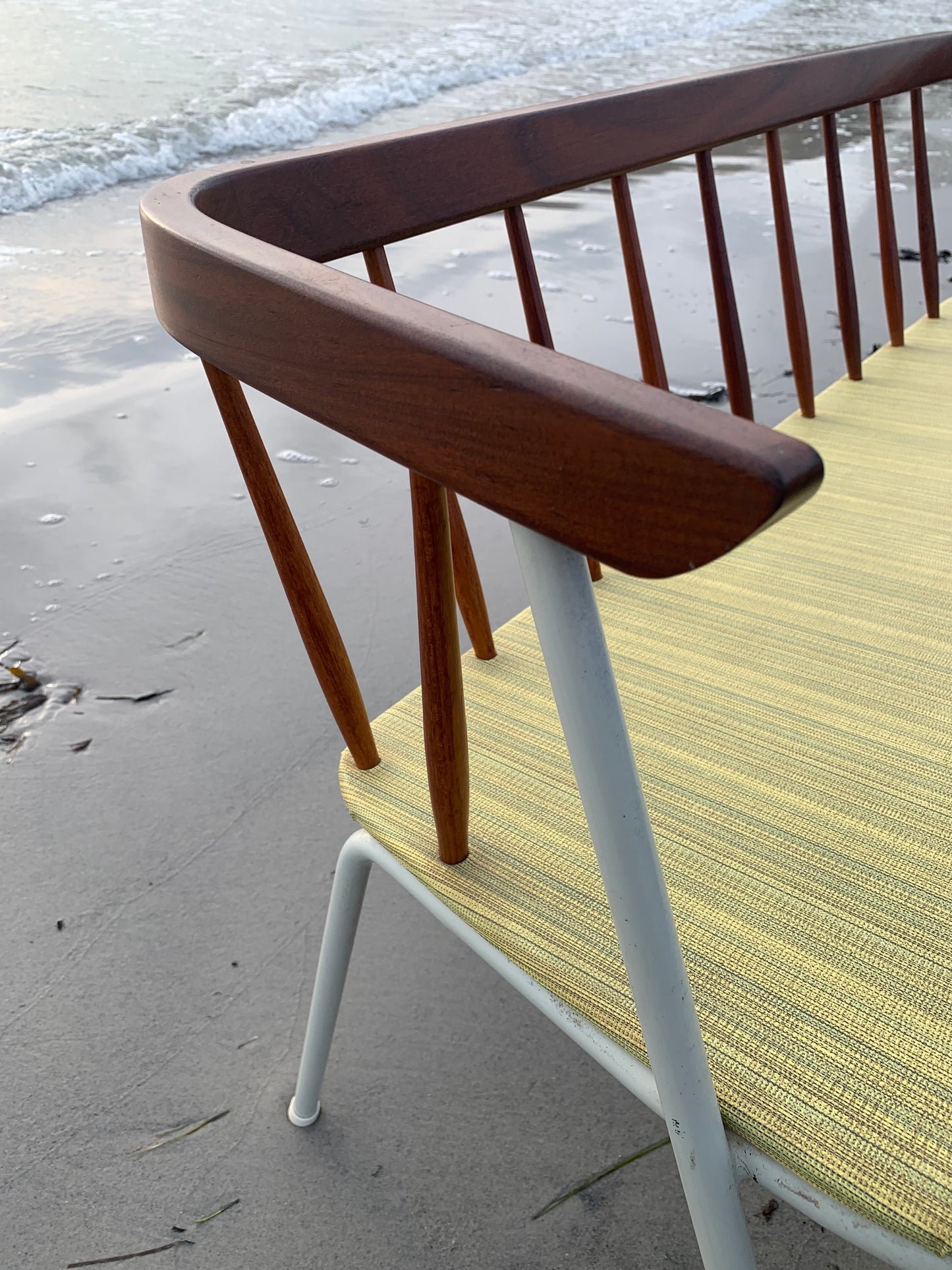 Bänk med fina trädetaljer