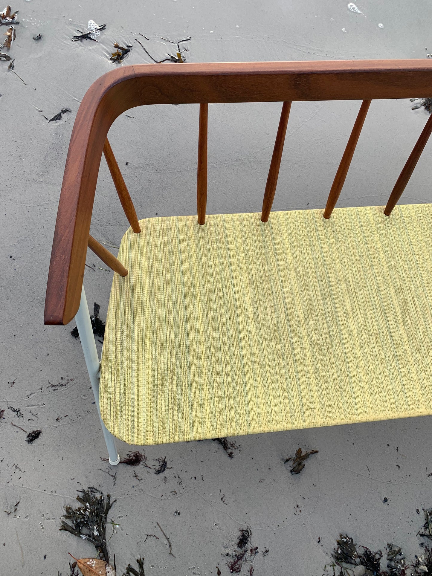 Bänk med fina trädetaljer