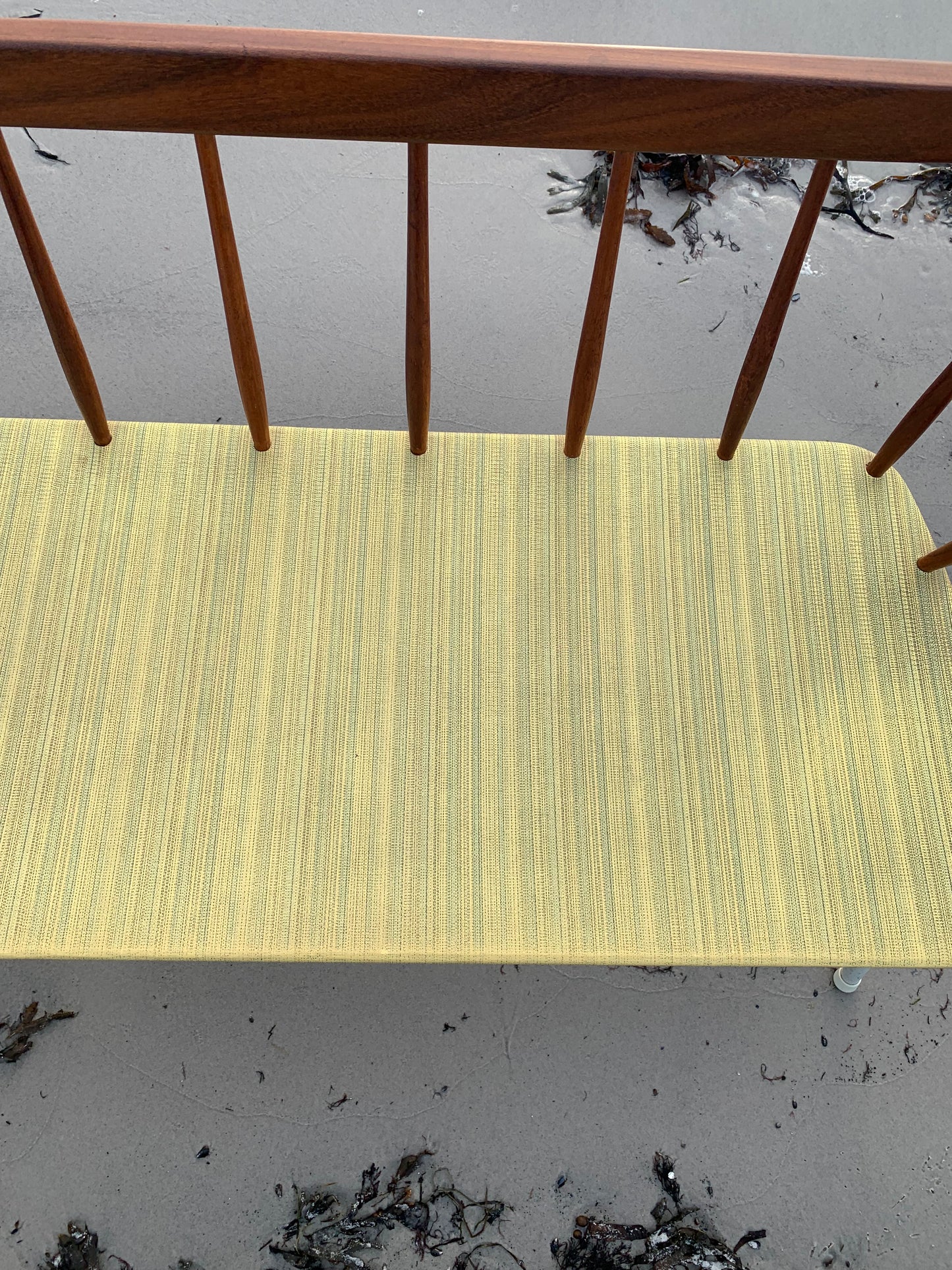 Bänk med fina trädetaljer