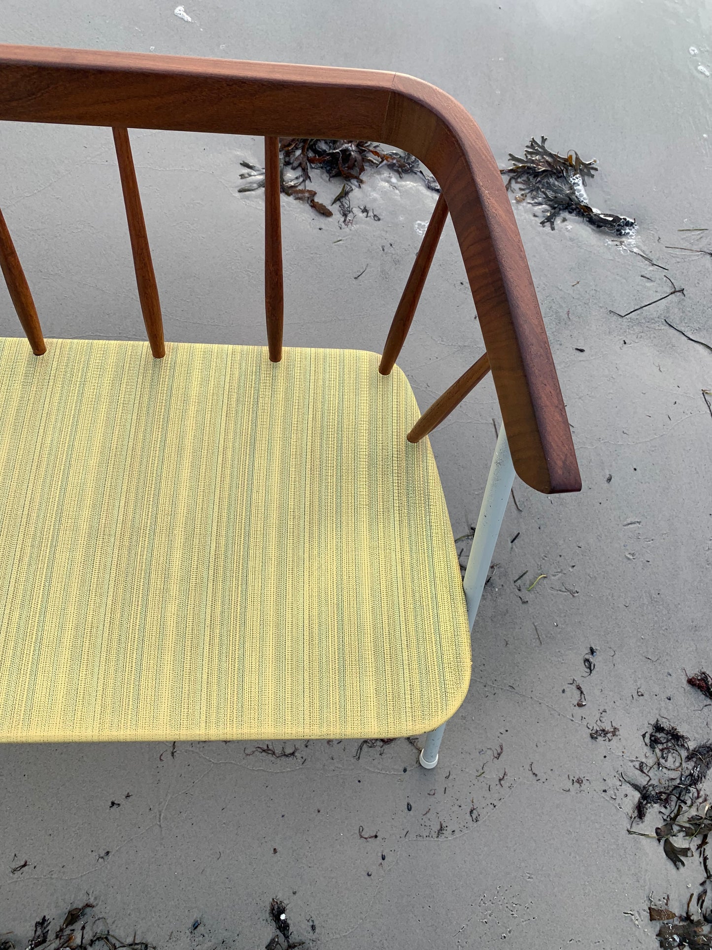 Bänk med fina trädetaljer