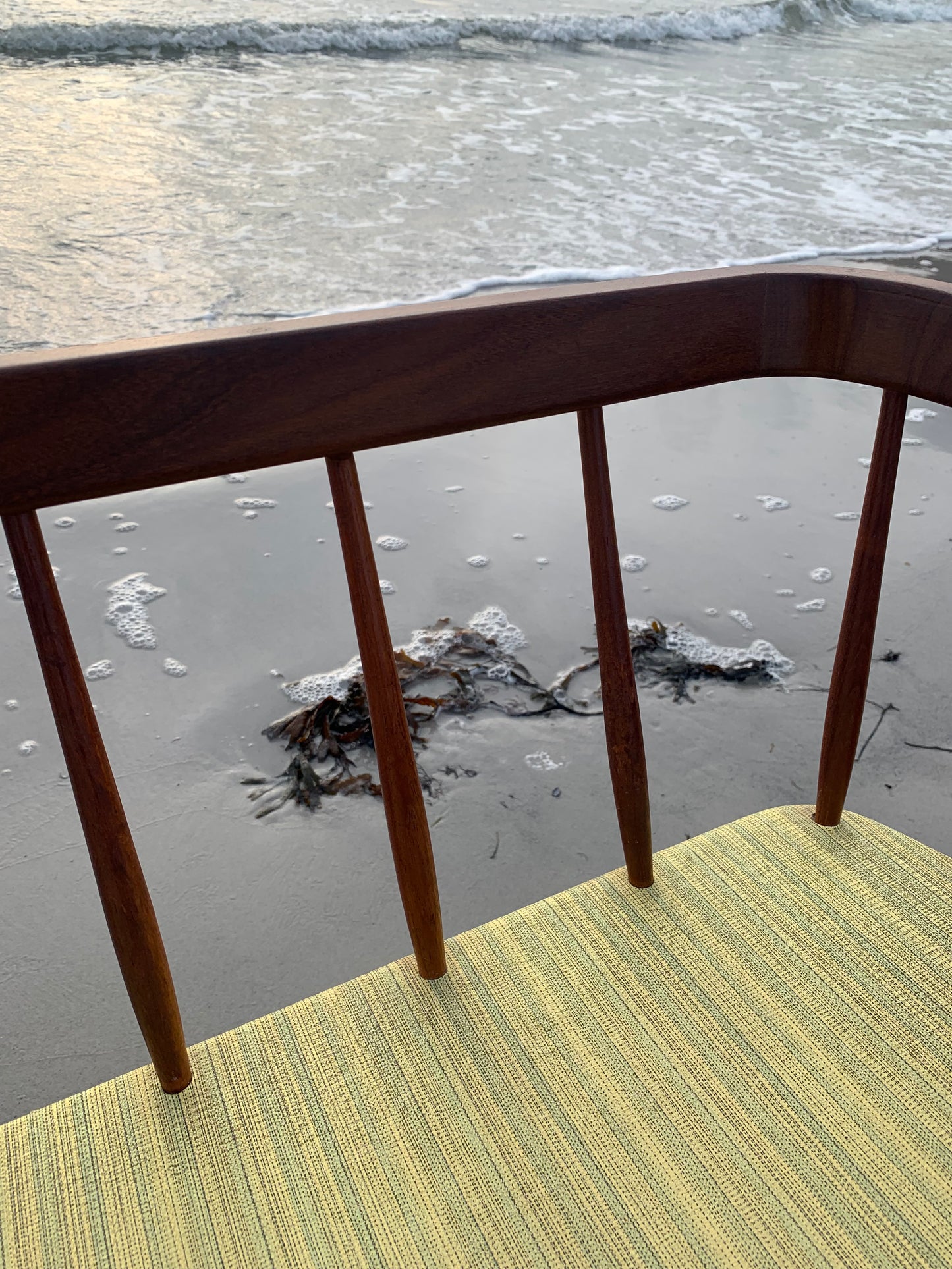 Bänk med fina trädetaljer