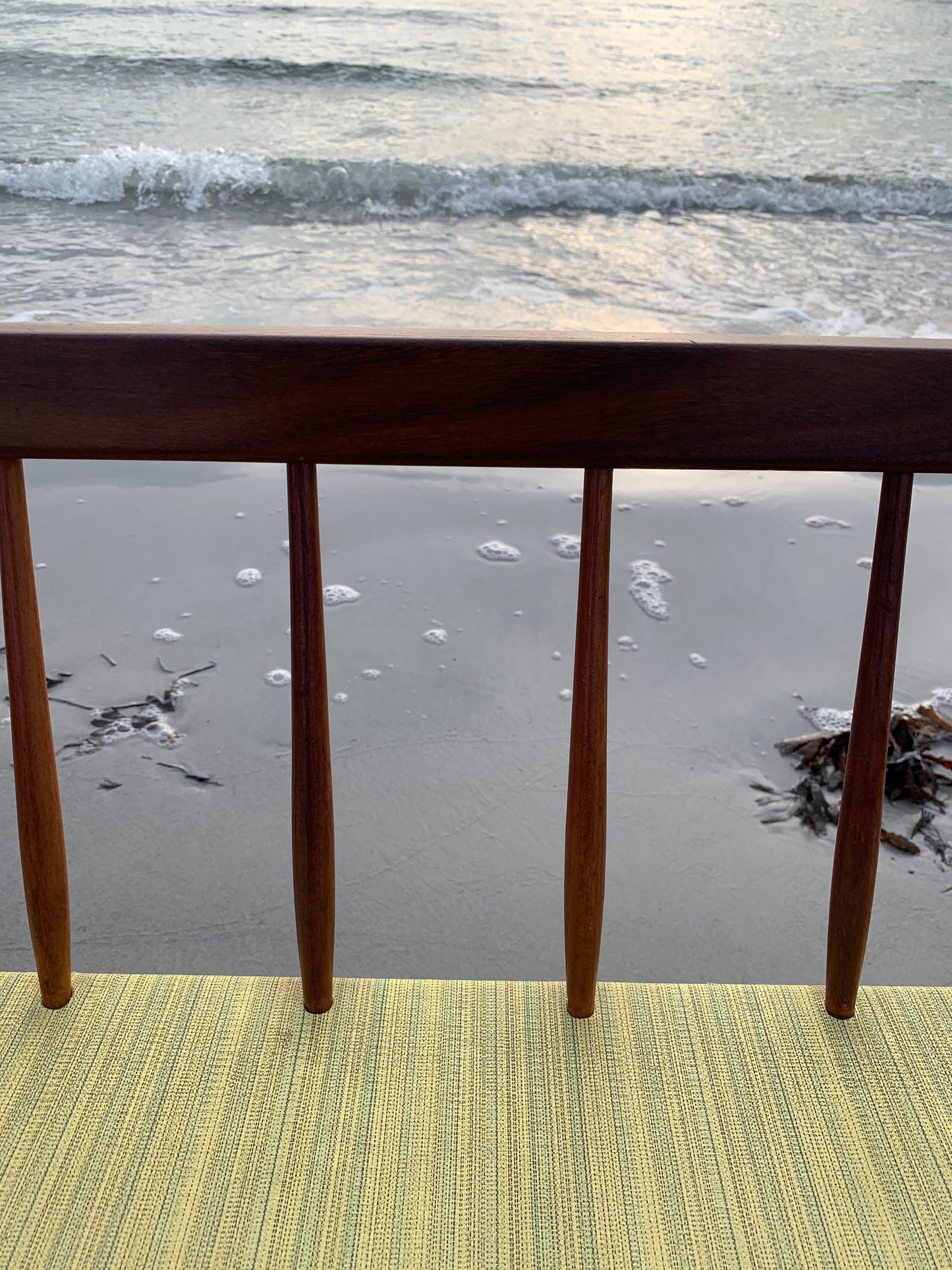 Bänk med fina trädetaljer